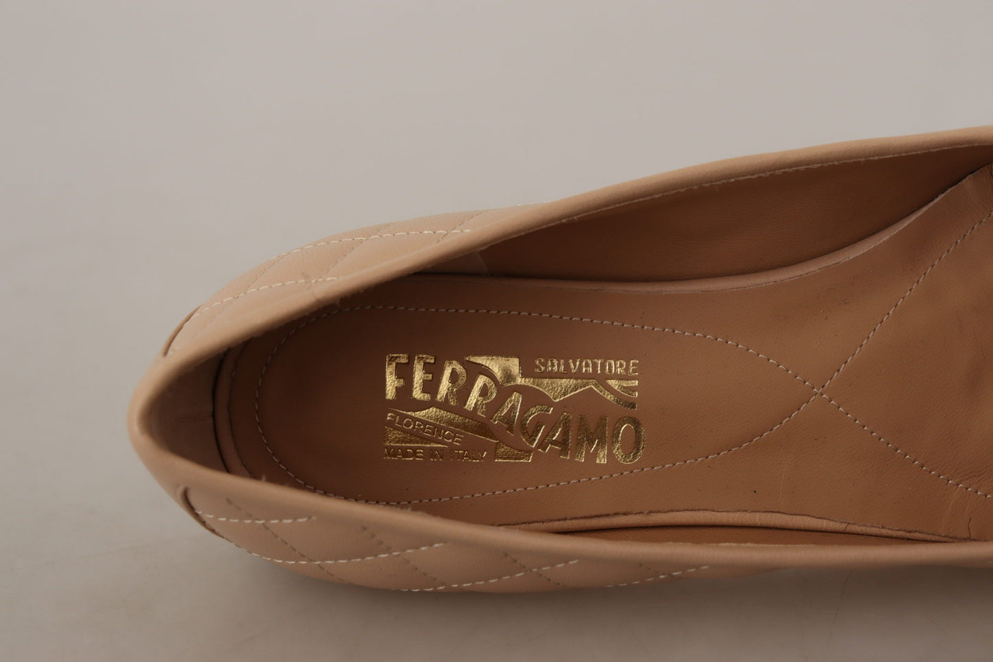 Ballerines élégantes en cuir matelassé Salvatore Ferragamo - Design bicolore chic