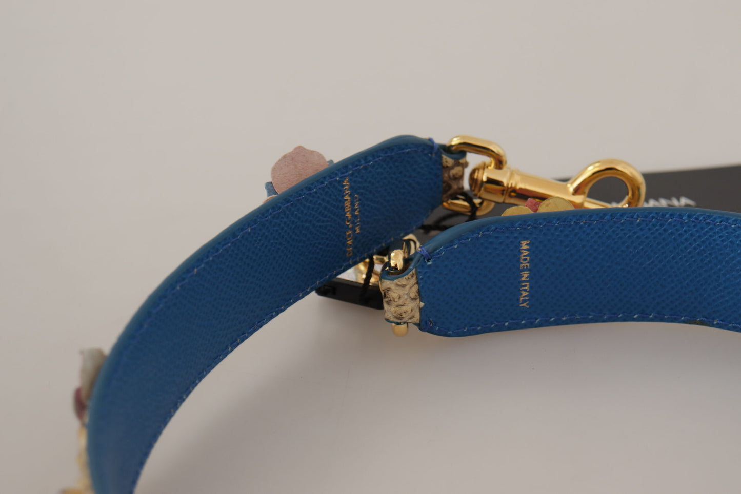 حقيبة كتف من Dolce & Gabbana مصنوعة من جلد الأفعى البيج مزينة بزخارف زهور وأحجار مزيفة.