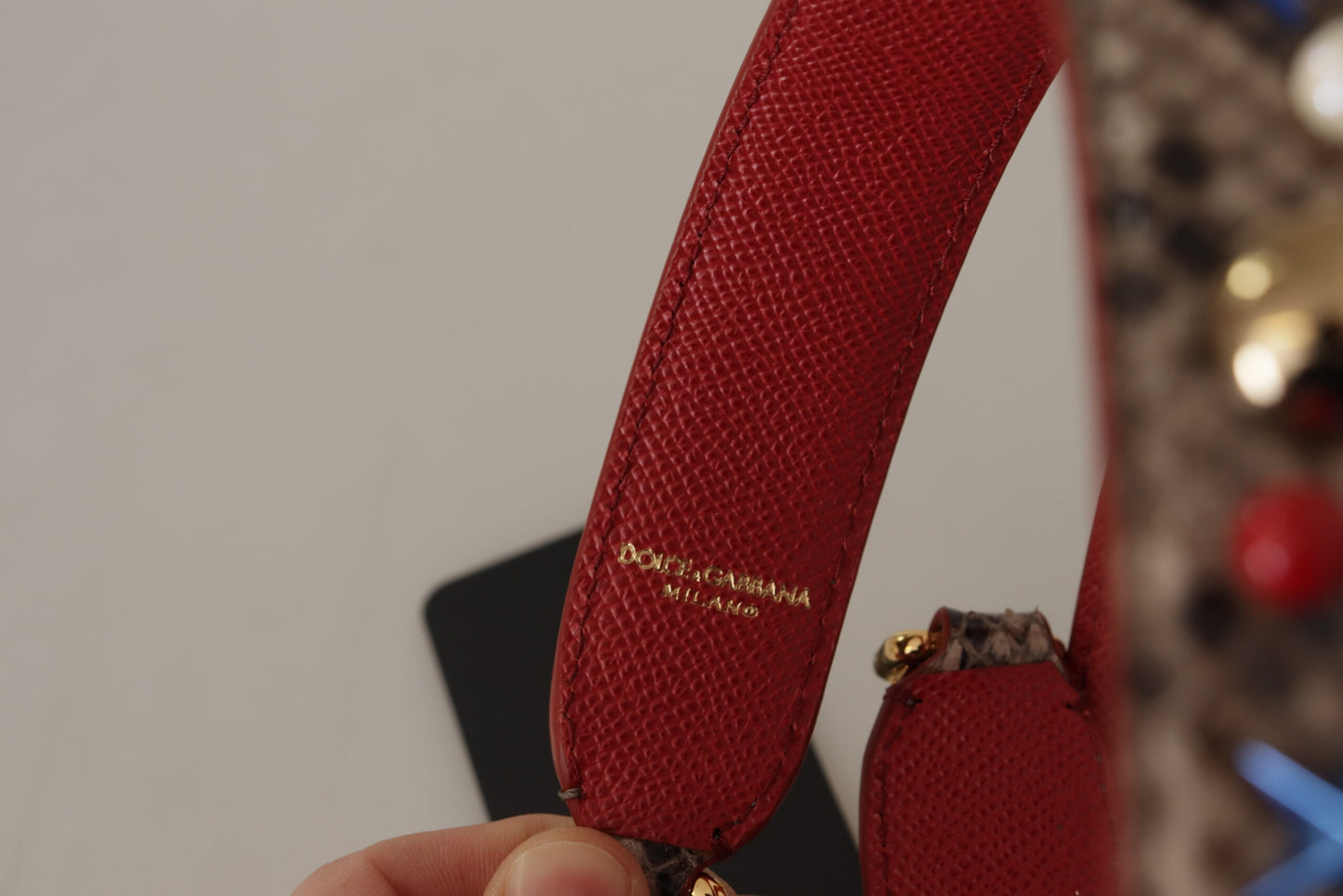 حزام كتف من الجلد المصنوع من جلد الأفعى البني من Dolce & Gabbana مزين بالدبابيس.