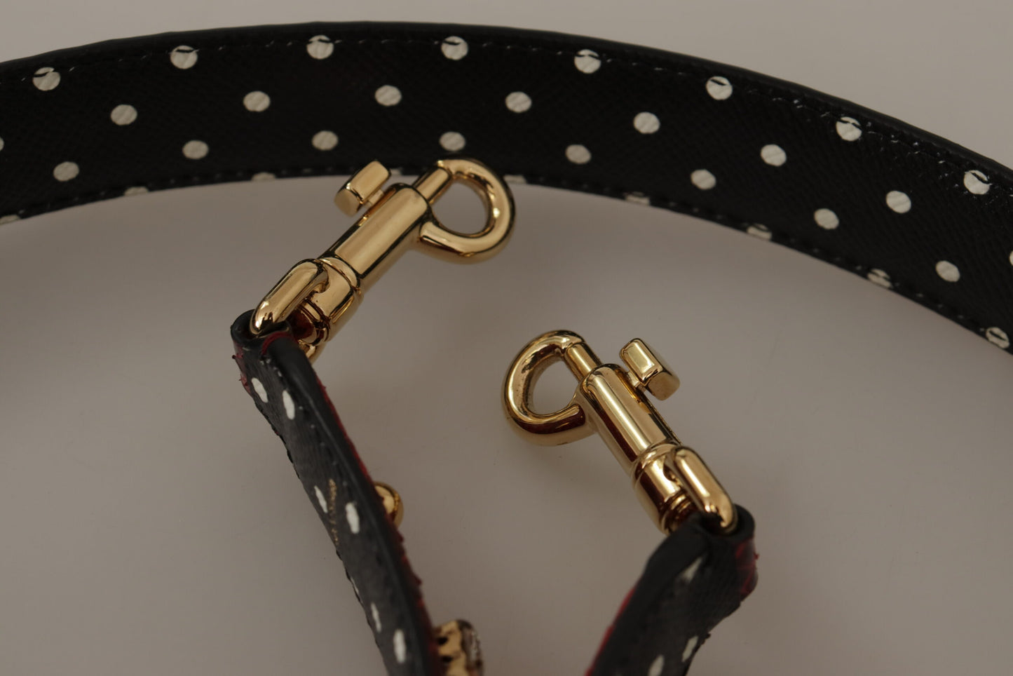 حقيبة يد من Dolce & Gabbana مصنوعة من جلد الأفعى الأحمر مع أحجار كريستال، قابلة للعكس، مع حزام كتف.