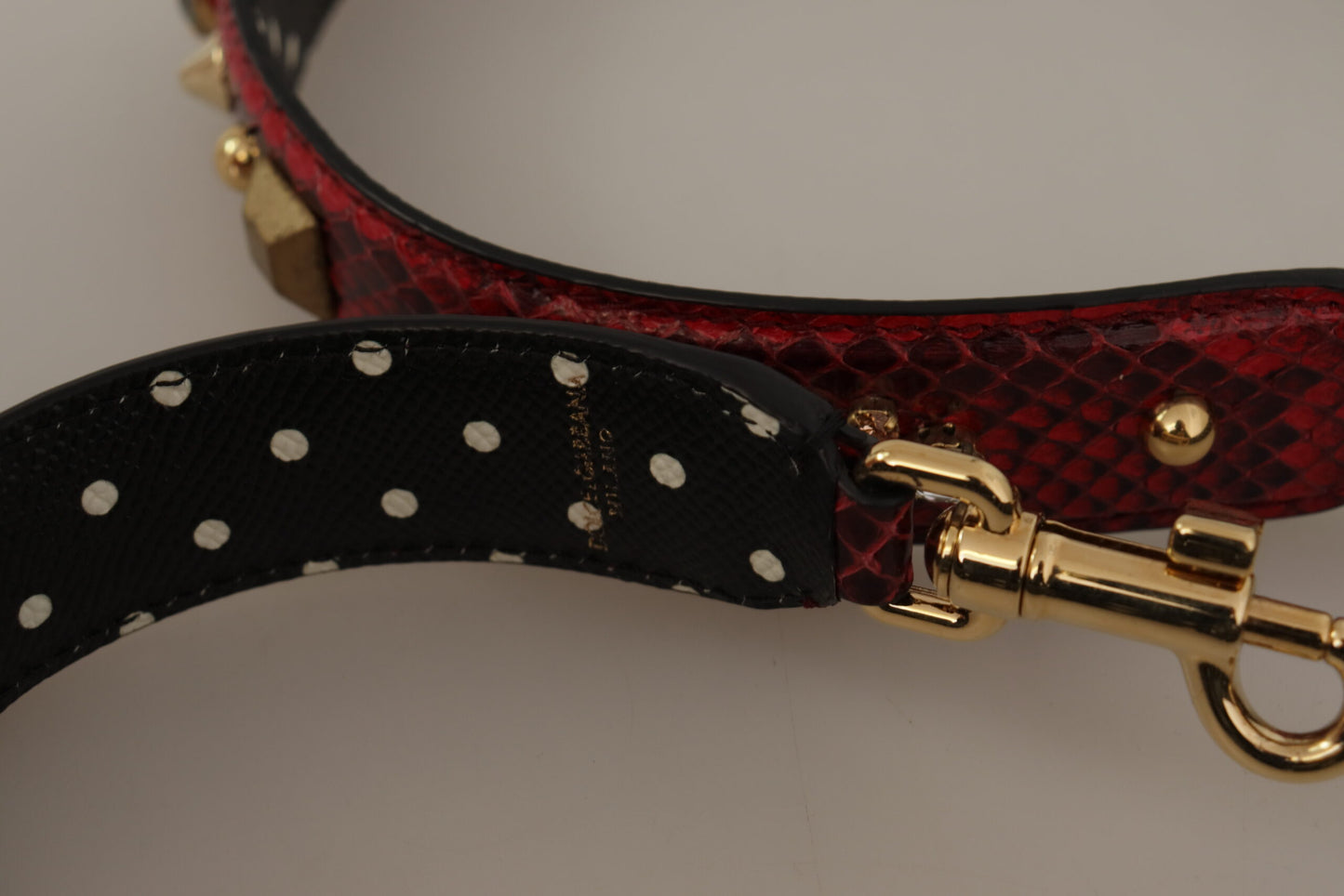 حقيبة يد من Dolce & Gabbana مصنوعة من جلد الأفعى الأحمر مع أحجار كريستال، قابلة للعكس، مع حزام كتف.