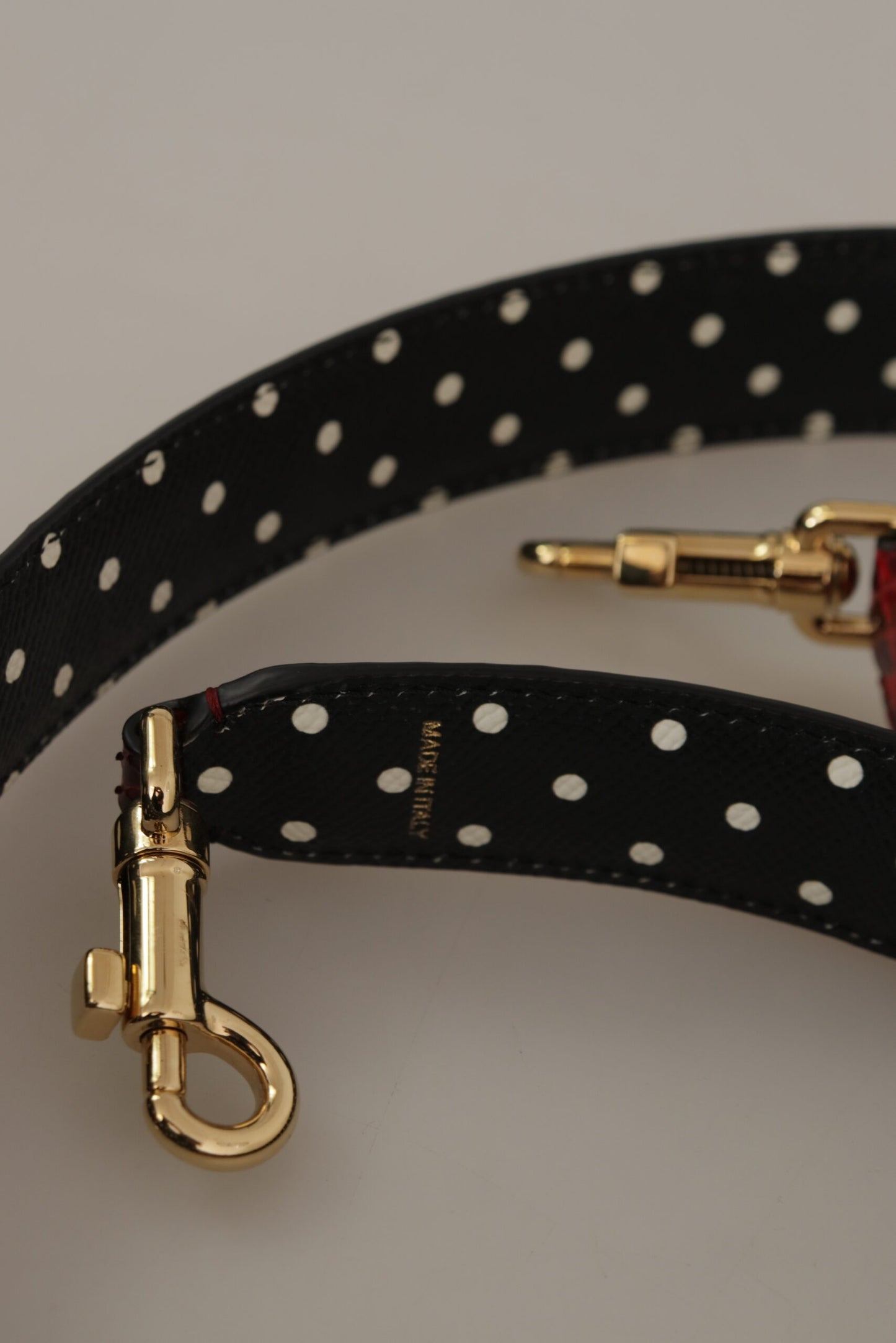 حقيبة يد من Dolce & Gabbana مصنوعة من جلد الأفعى الأحمر مع أحجار كريستال، قابلة للعكس، مع حزام كتف.