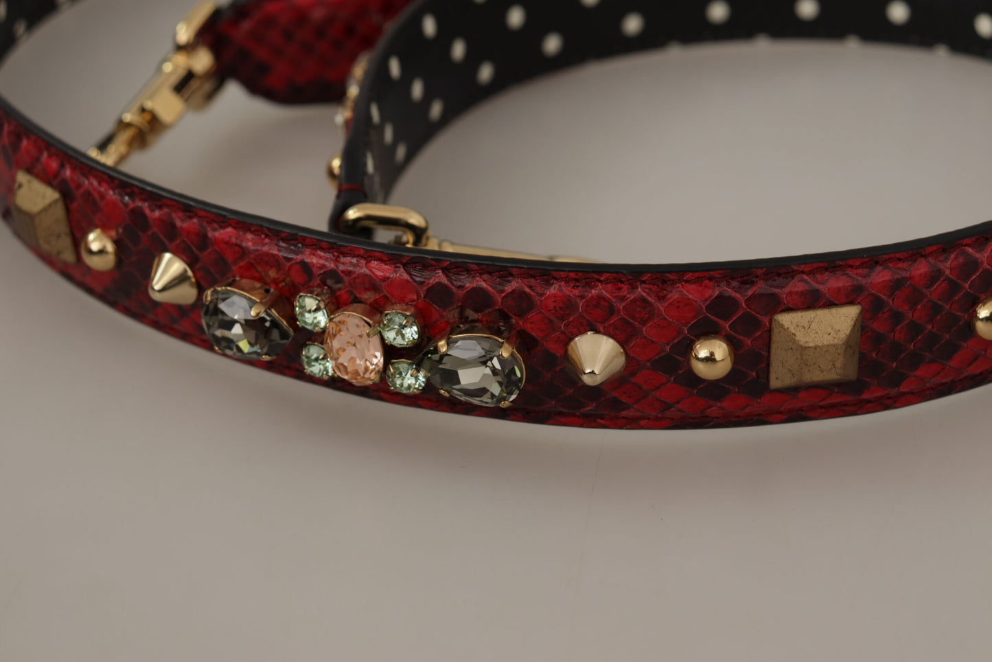 حقيبة يد من Dolce & Gabbana مصنوعة من جلد الأفعى الأحمر مع أحجار كريستال، قابلة للعكس، مع حزام كتف.