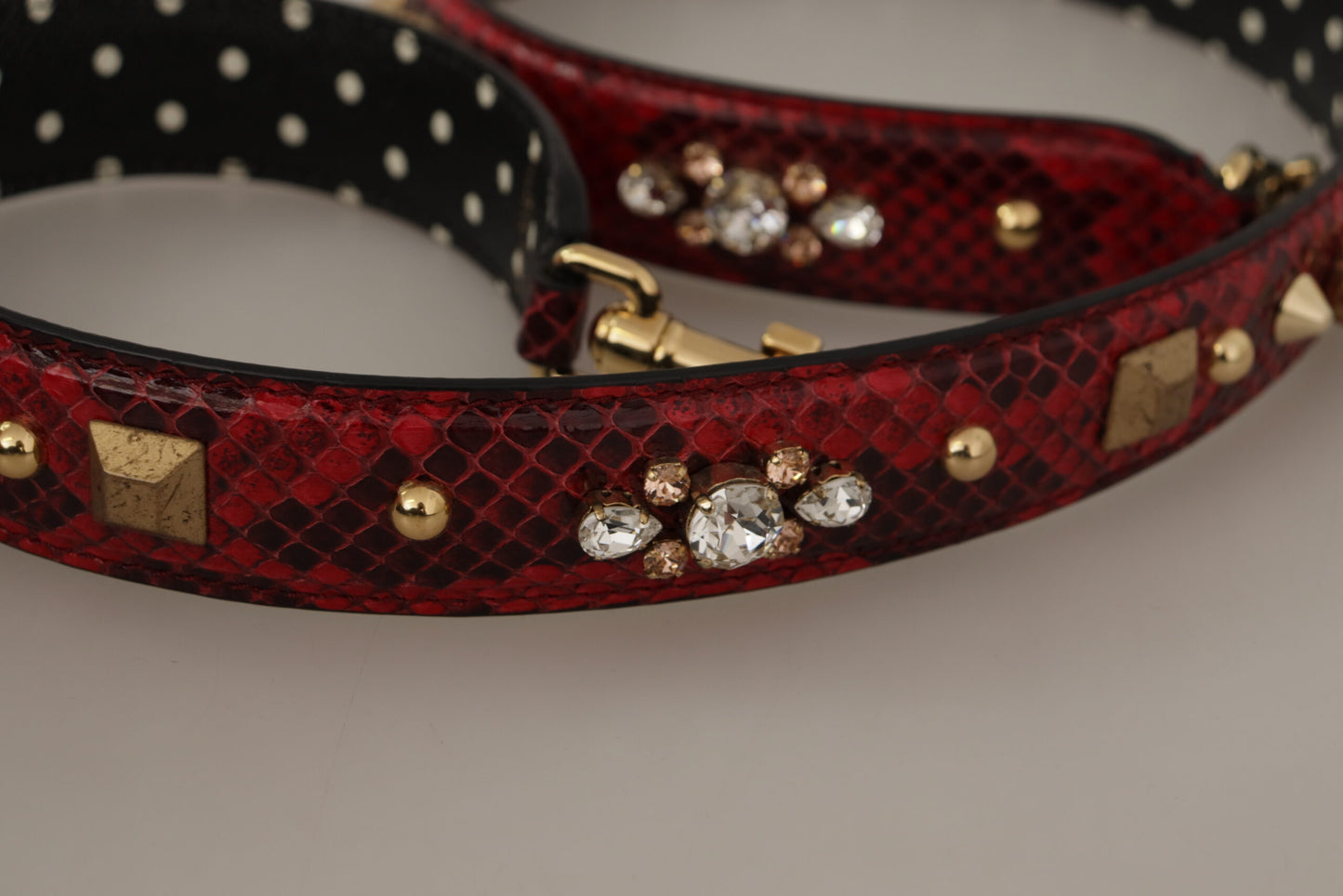 حقيبة يد من Dolce & Gabbana مصنوعة من جلد الأفعى الأحمر مع أحجار كريستال، قابلة للعكس، مع حزام كتف.