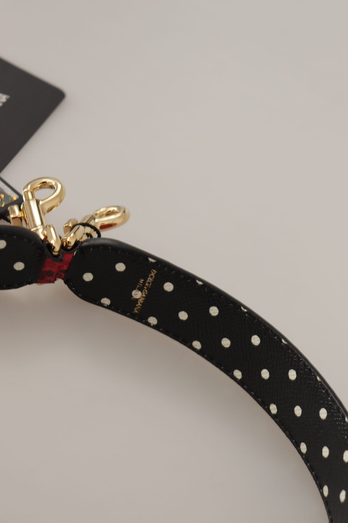 حقيبة يد من Dolce & Gabbana مصنوعة من جلد الأفعى الأحمر مع أحجار كريستال، قابلة للعكس، مع حزام كتف.