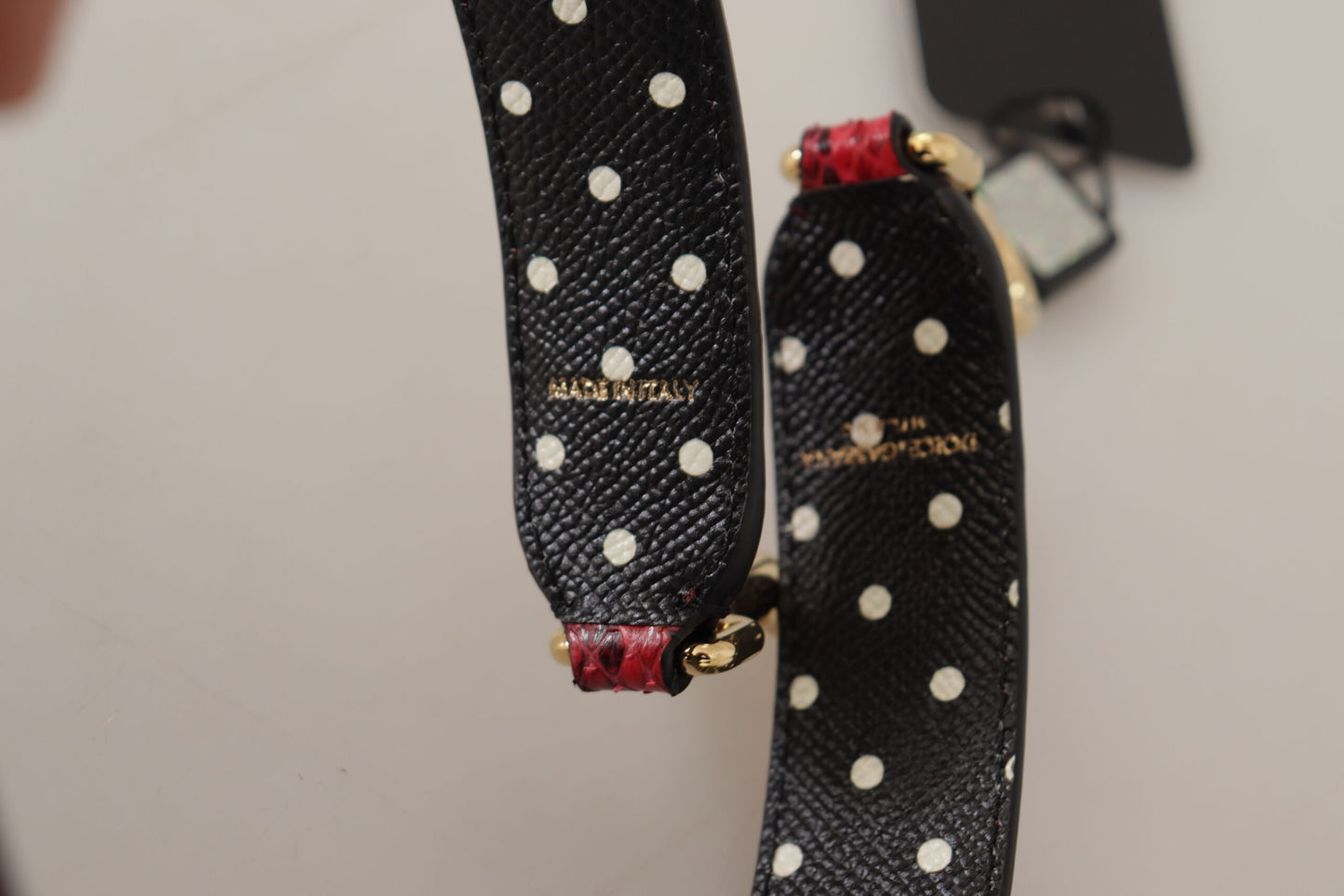 حقيبة يد من Dolce & Gabbana مصنوعة من جلد الأفعى الأحمر مع أحجار كريستال، قابلة للعكس، مع حزام كتف.