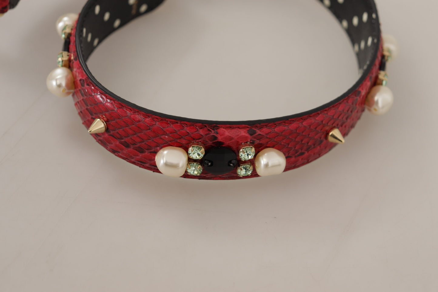 حقيبة يد من Dolce & Gabbana مصنوعة من جلد الأفعى الأحمر مع أحجار كريستال، قابلة للعكس، مع حزام كتف.