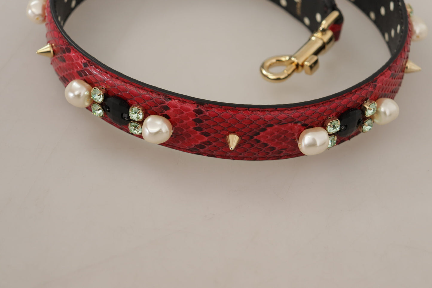 حقيبة يد من Dolce & Gabbana مصنوعة من جلد الأفعى الأحمر مع أحجار كريستال، قابلة للعكس، مع حزام كتف.