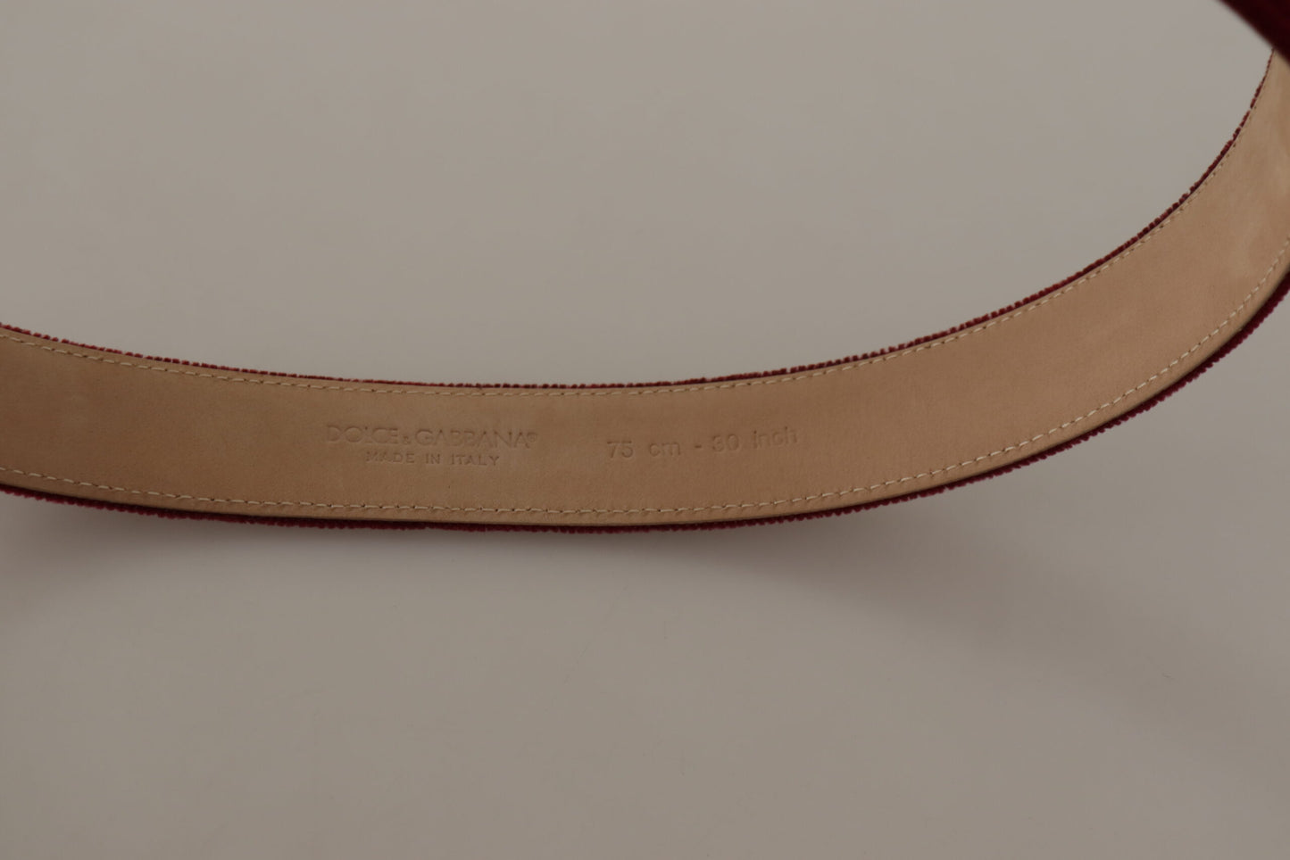 Ceinture Dolce & Gabbana en velours rouge avec boucle en métal gravée du logo argenté