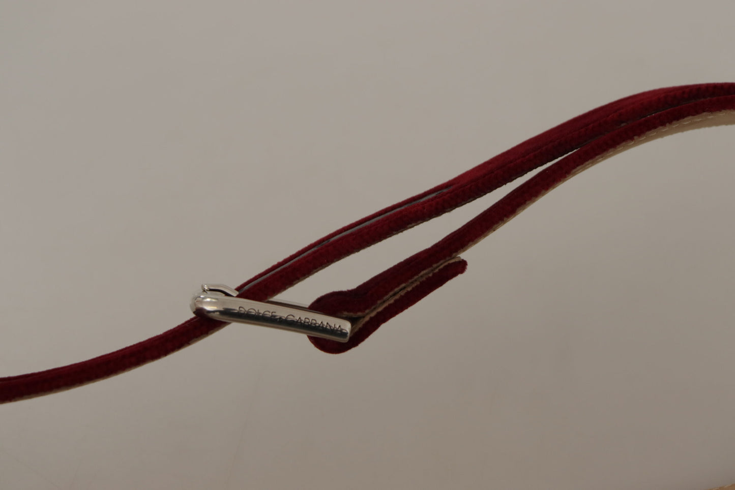 Ceinture Dolce & Gabbana en velours rouge avec boucle en métal gravée du logo argenté