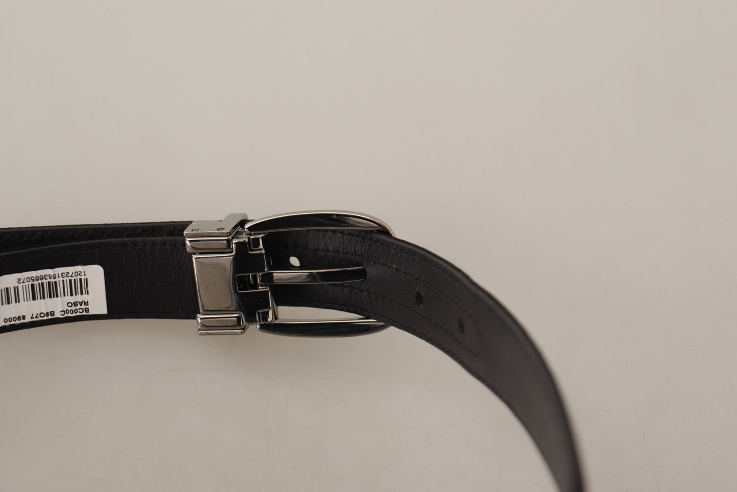 Ceinture en cuir de veau noir avec boucle en métal argenté et logo de la marque Dolce & Gabbana.