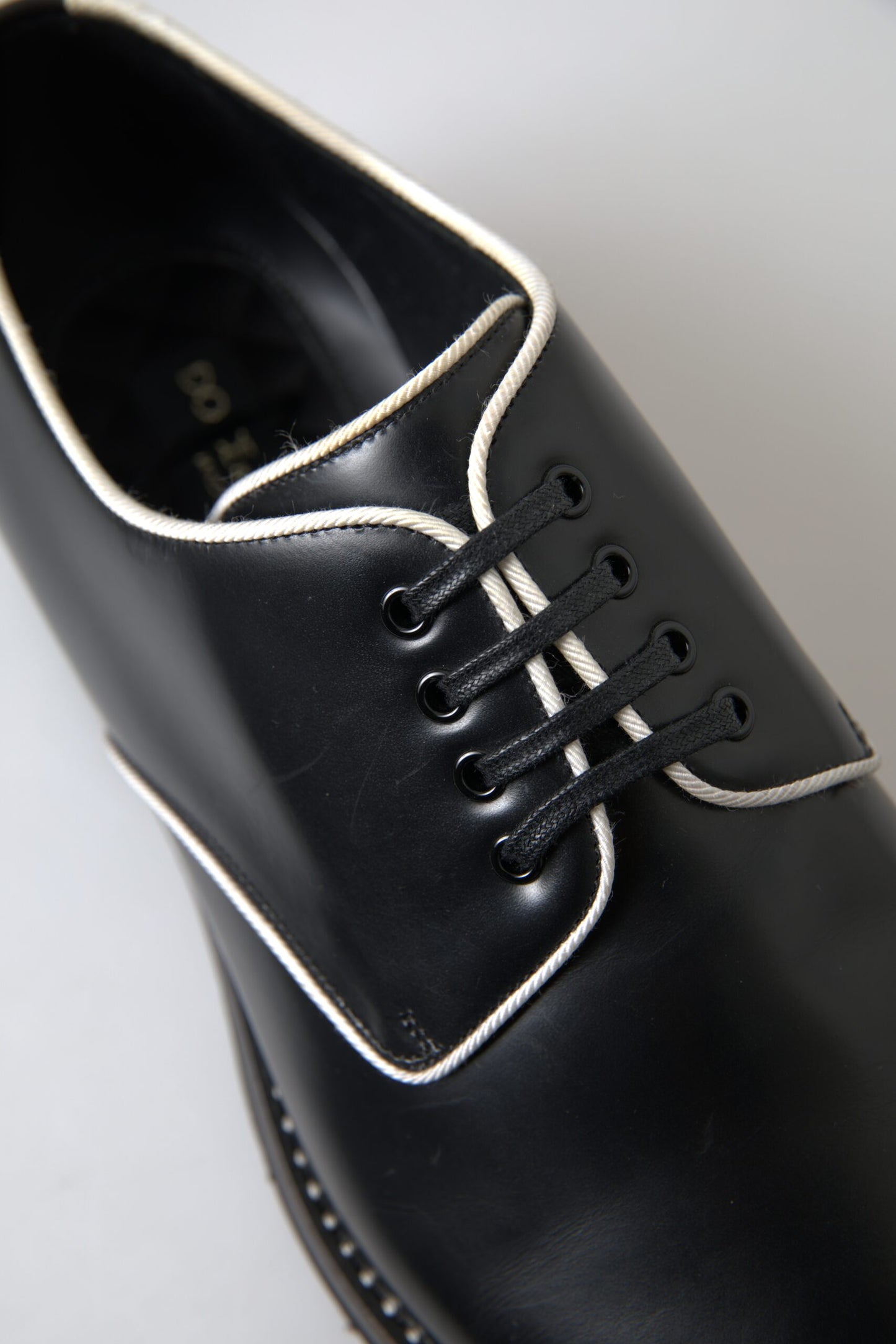 Chaussures habillées en cuir noir et blanc Dolce & Gabbana