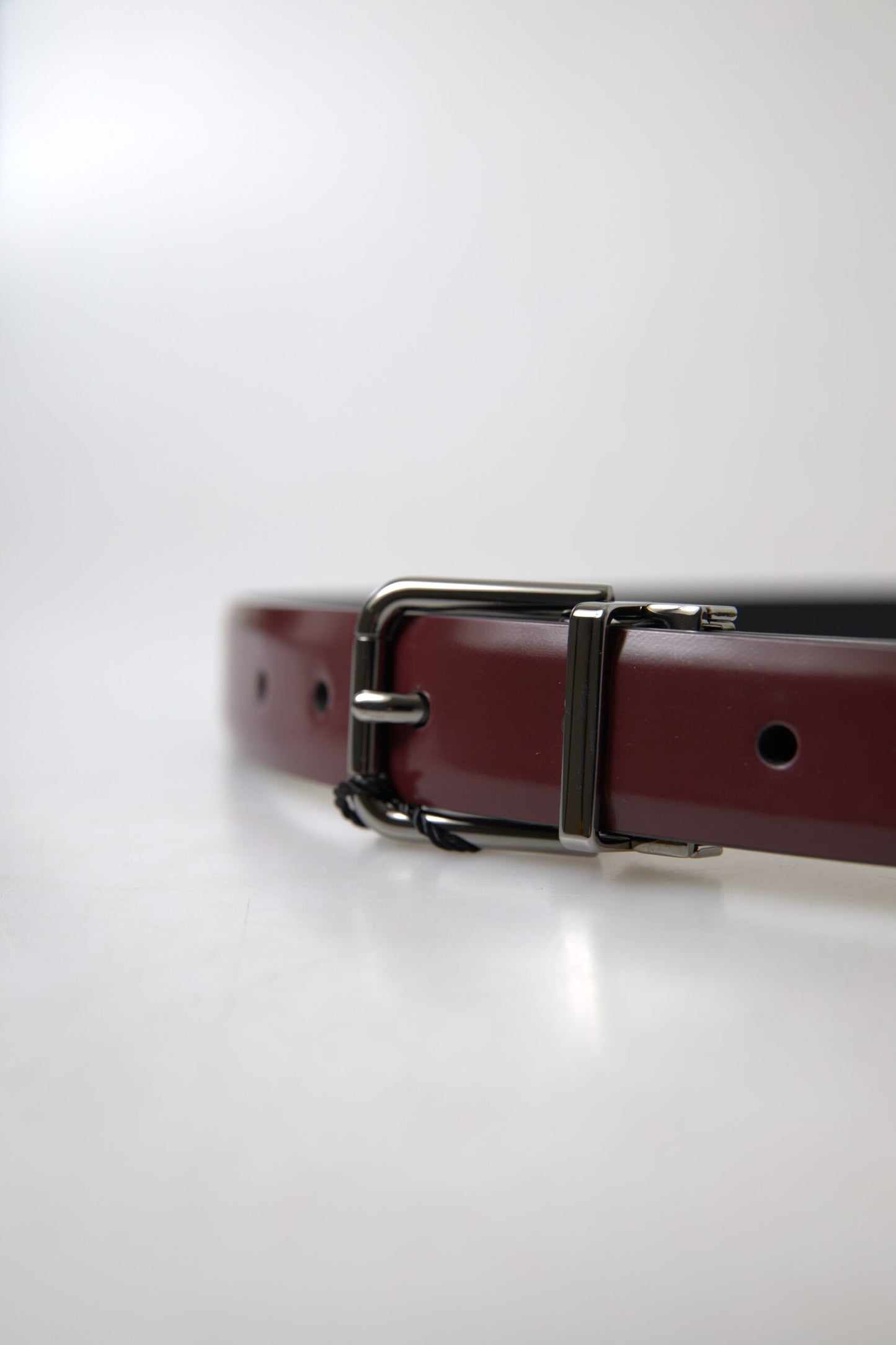 Ceinture Dolce & Gabbana en cuir bordeaux avec boucle en métal argenté