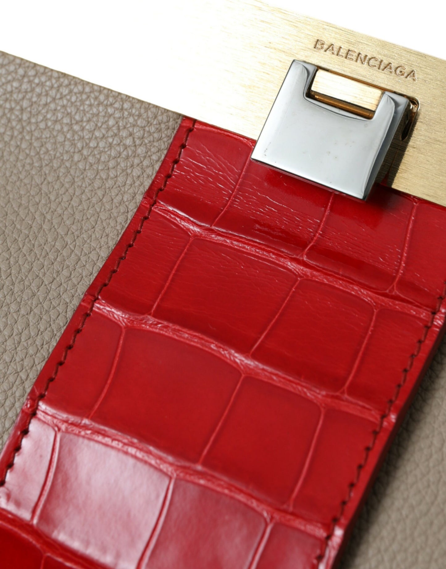 Sac pochette Balenciaga en cuir exotique bicolore beige et rouge