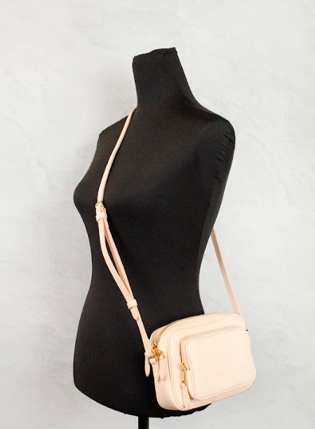 Petit sac bandoulière pour appareil photo en cuir grainé rose pêche Burberry