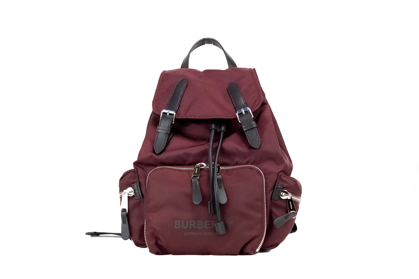 Burberry – Mittelgroßer Rucksack aus burgunderfarbenem Econyl-Nylon mit Kordelzug, Büchertasche