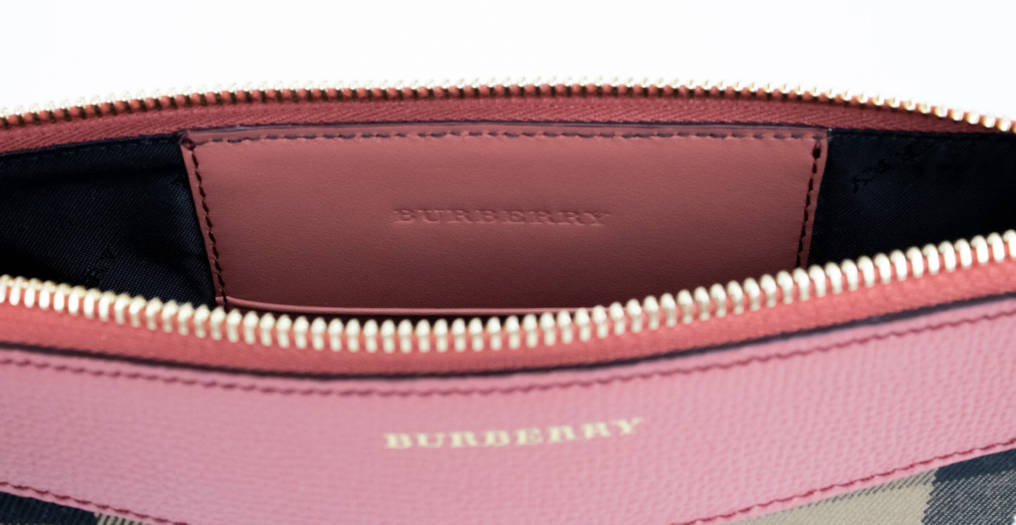 Burberry – Peyton House Check – Derby-Umhängetasche aus genarbtem Leder in Zimtrot
