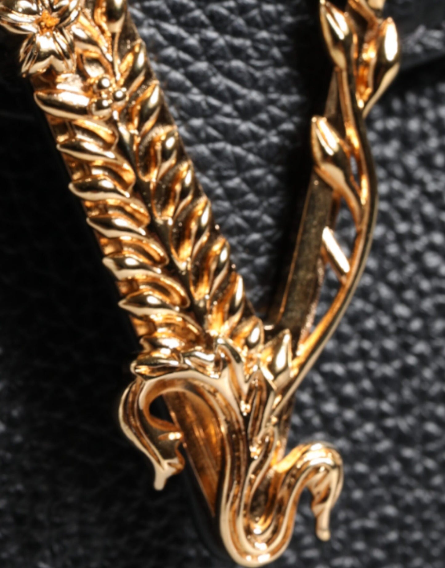 Sac bandoulière Versace en cuir de veau grainé noir avec logo