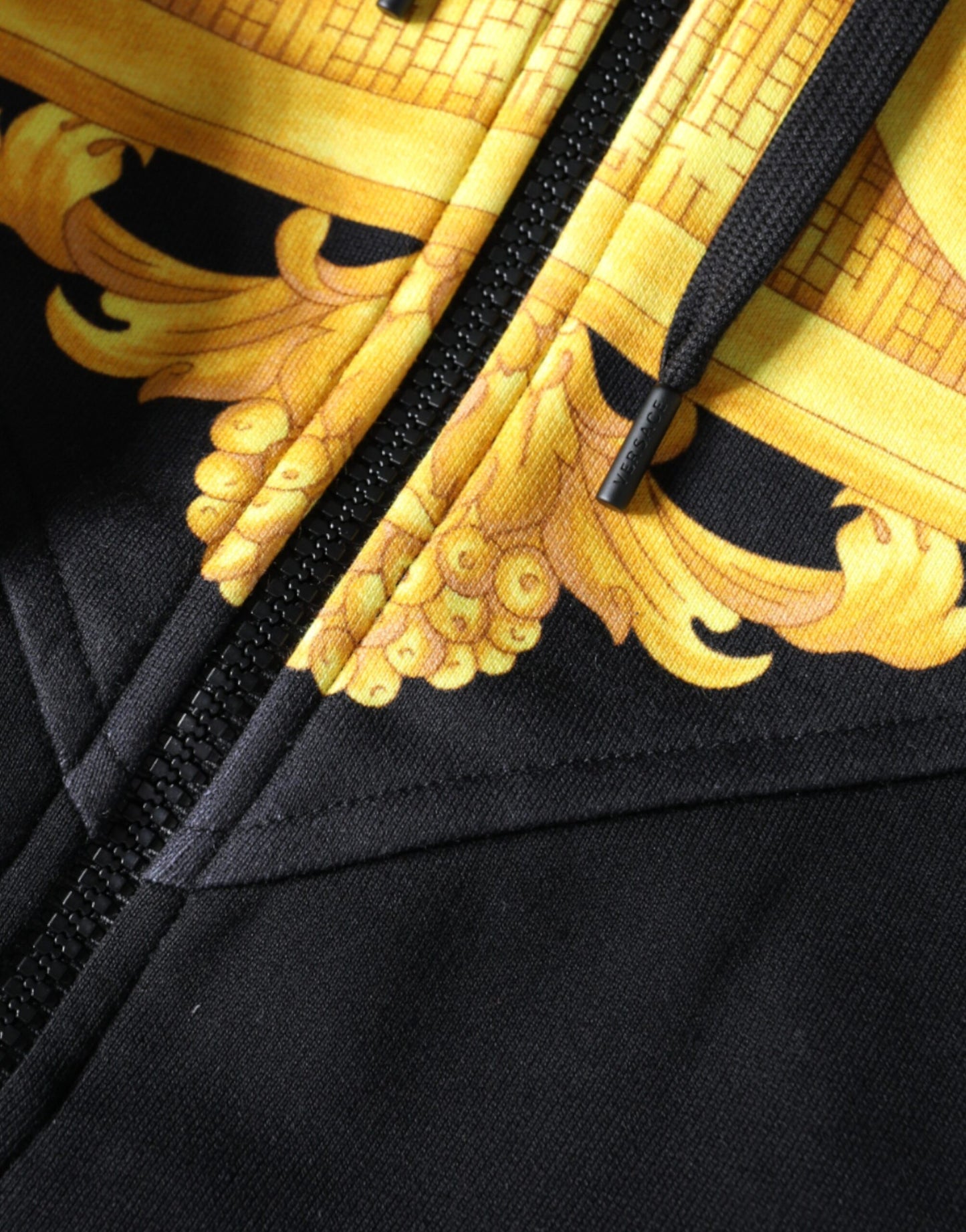 Versace – Kapuzenpullover aus Baumwolle mit durchgehendem Reißverschluss und Medusa-Print in Schwarz