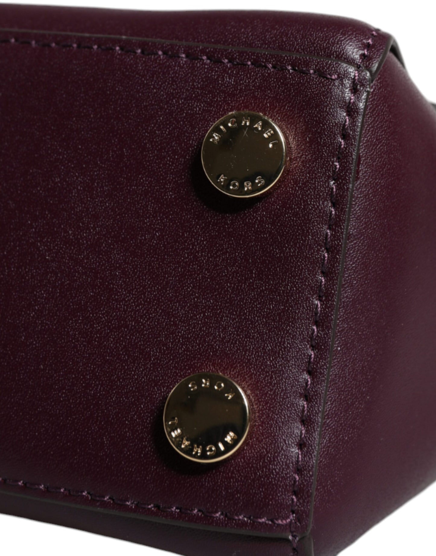 Sac à bandoulière MINDY en cuir violet avec plaque logo Michael Kors