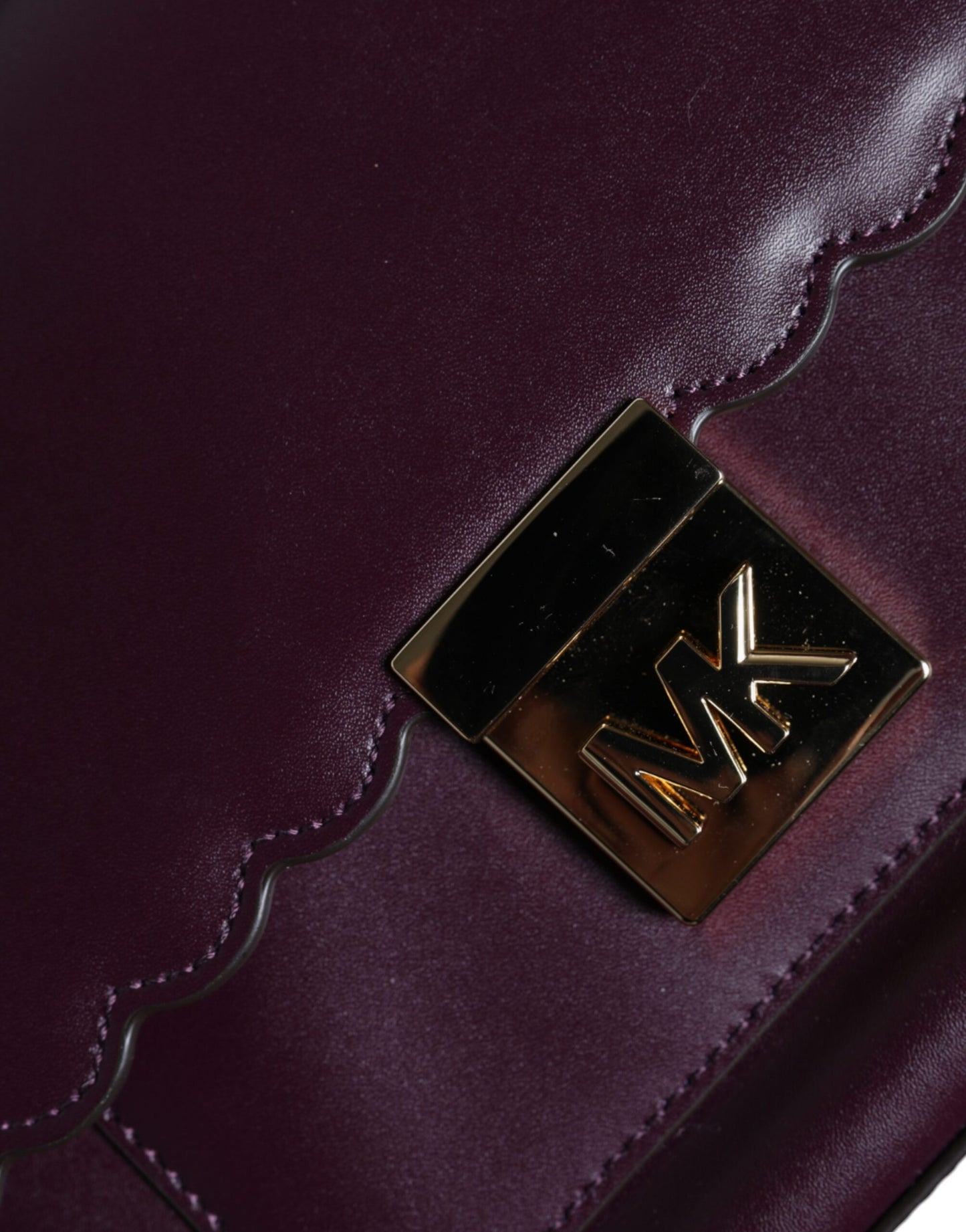 Sac à bandoulière MINDY en cuir violet avec plaque logo Michael Kors