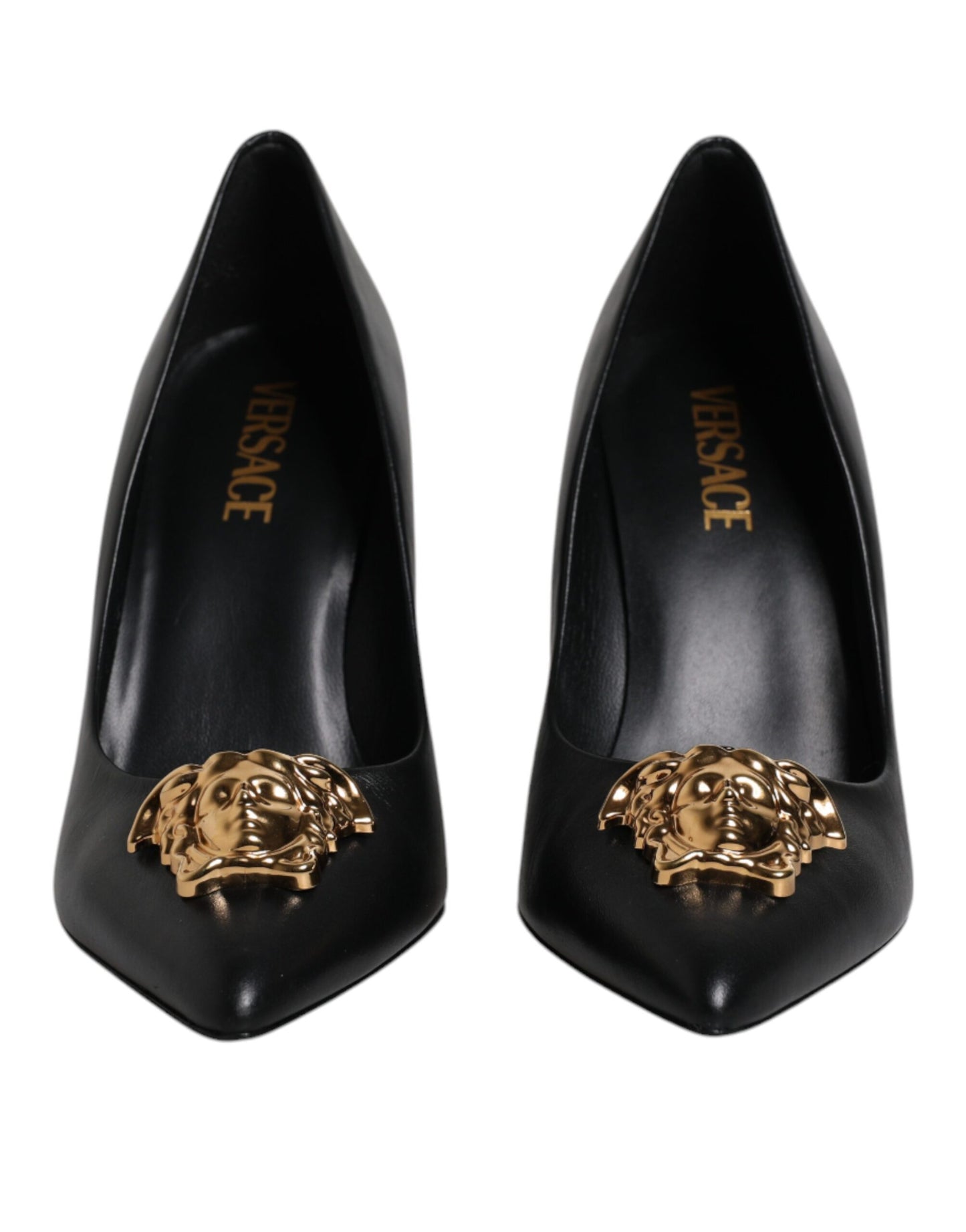 Versace – Pumps mit Logo-Schild aus schwarzem Leder