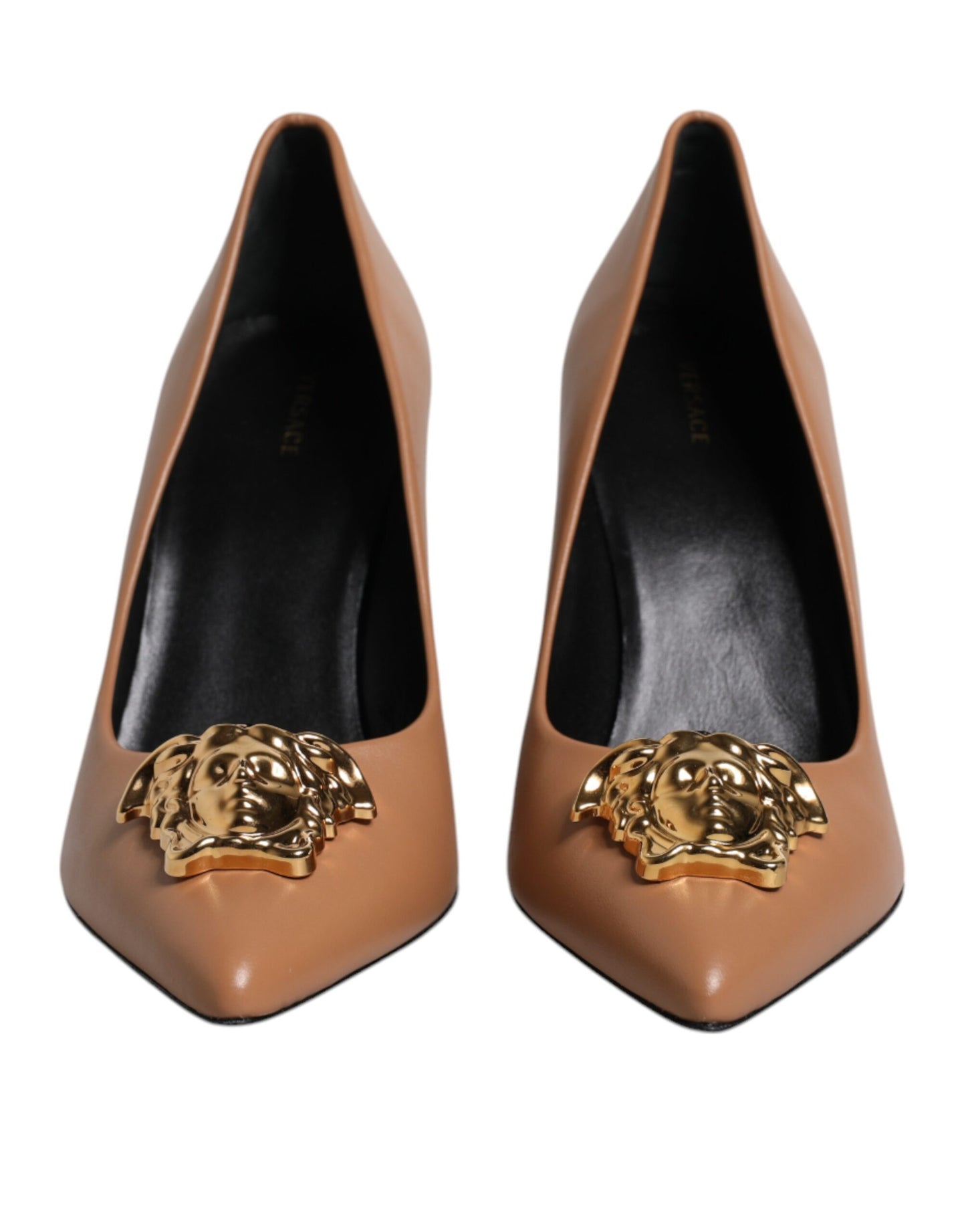 Versace – Pumps mit Logo-Schild aus braunem Leder