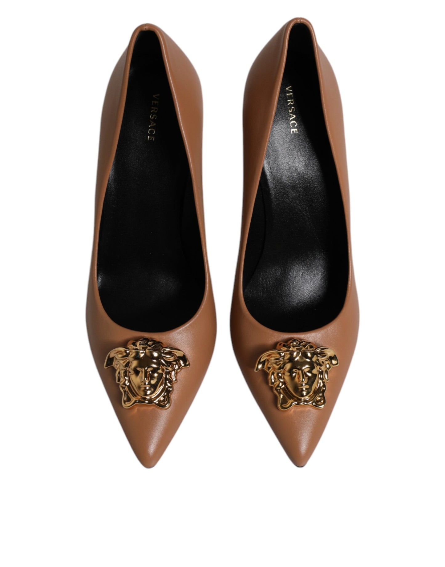 Versace – Pumps mit Logo-Schild aus braunem Leder