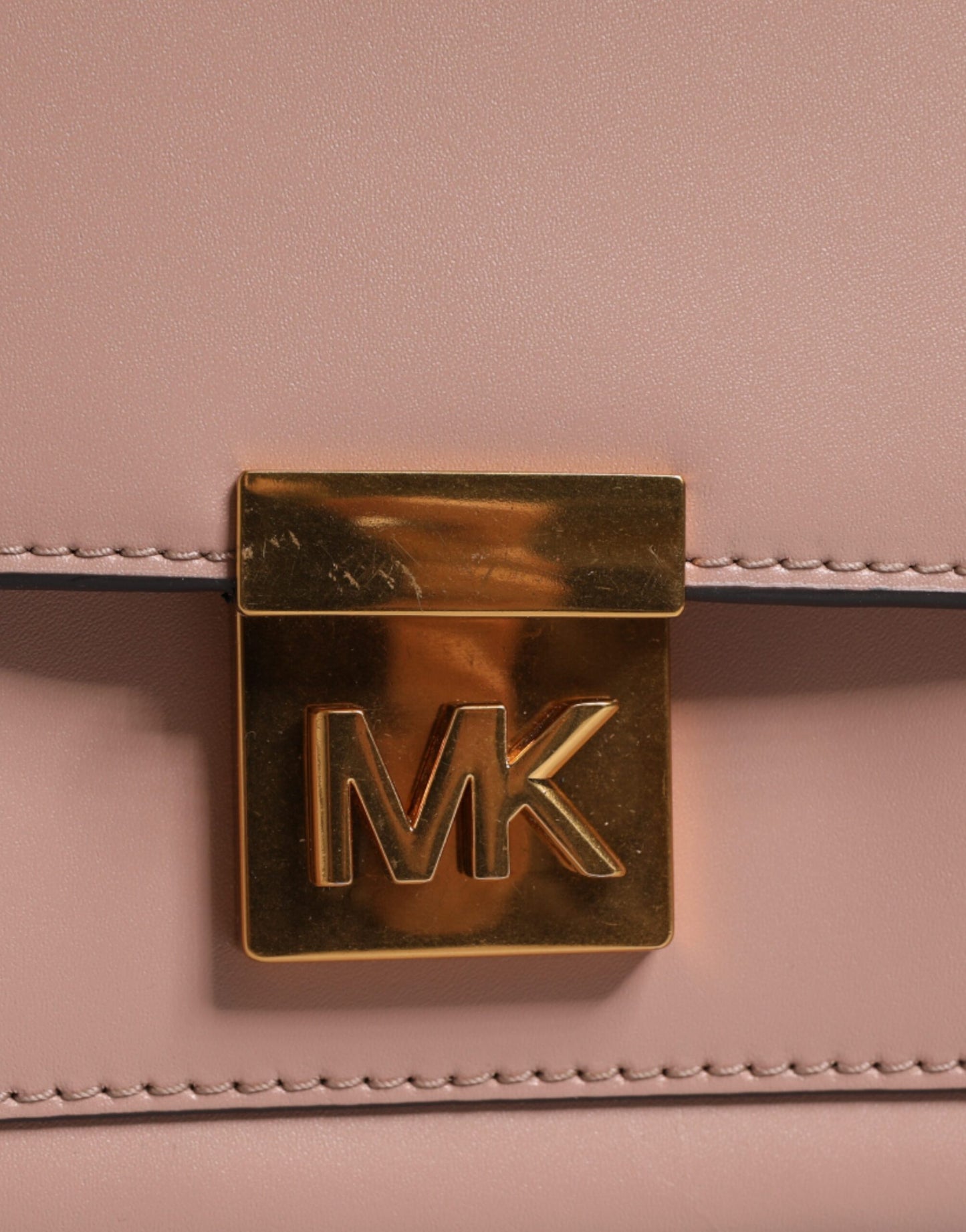 Sac à bandoulière MINDY en cuir rose avec plaque logo Michael Kors