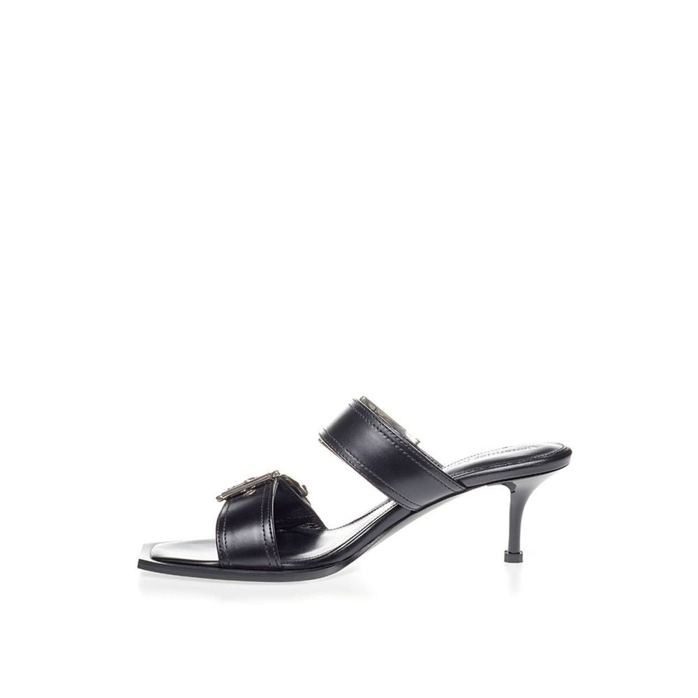 Alexander McQueen : sublimez vos pas avec des sandales en cuir noir intemporelles