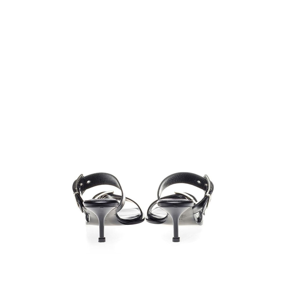 Alexander McQueen : sublimez vos pas avec des sandales en cuir noir intemporelles