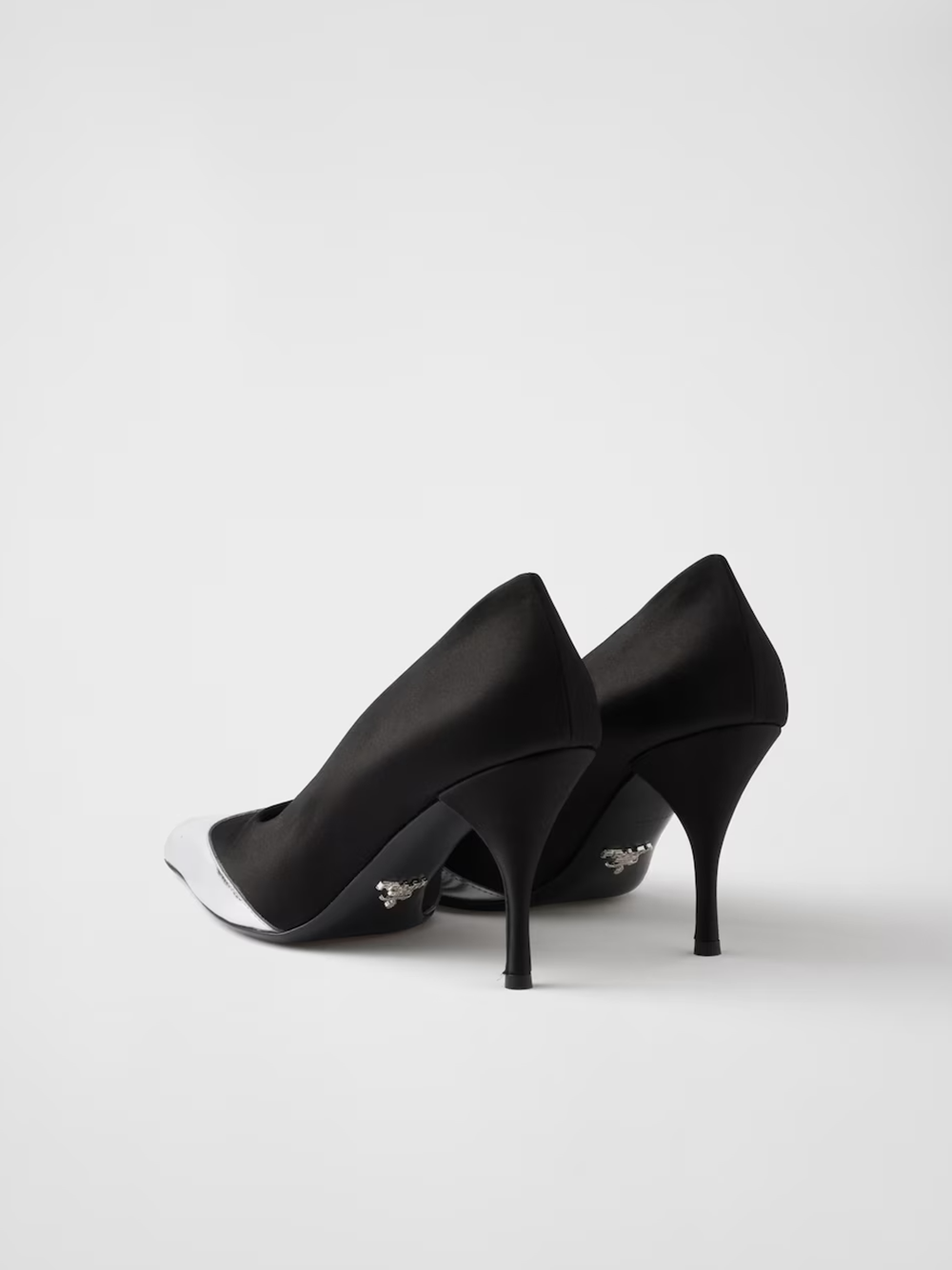 Escarpins Prada en satin noir et cuir métallisé argent
