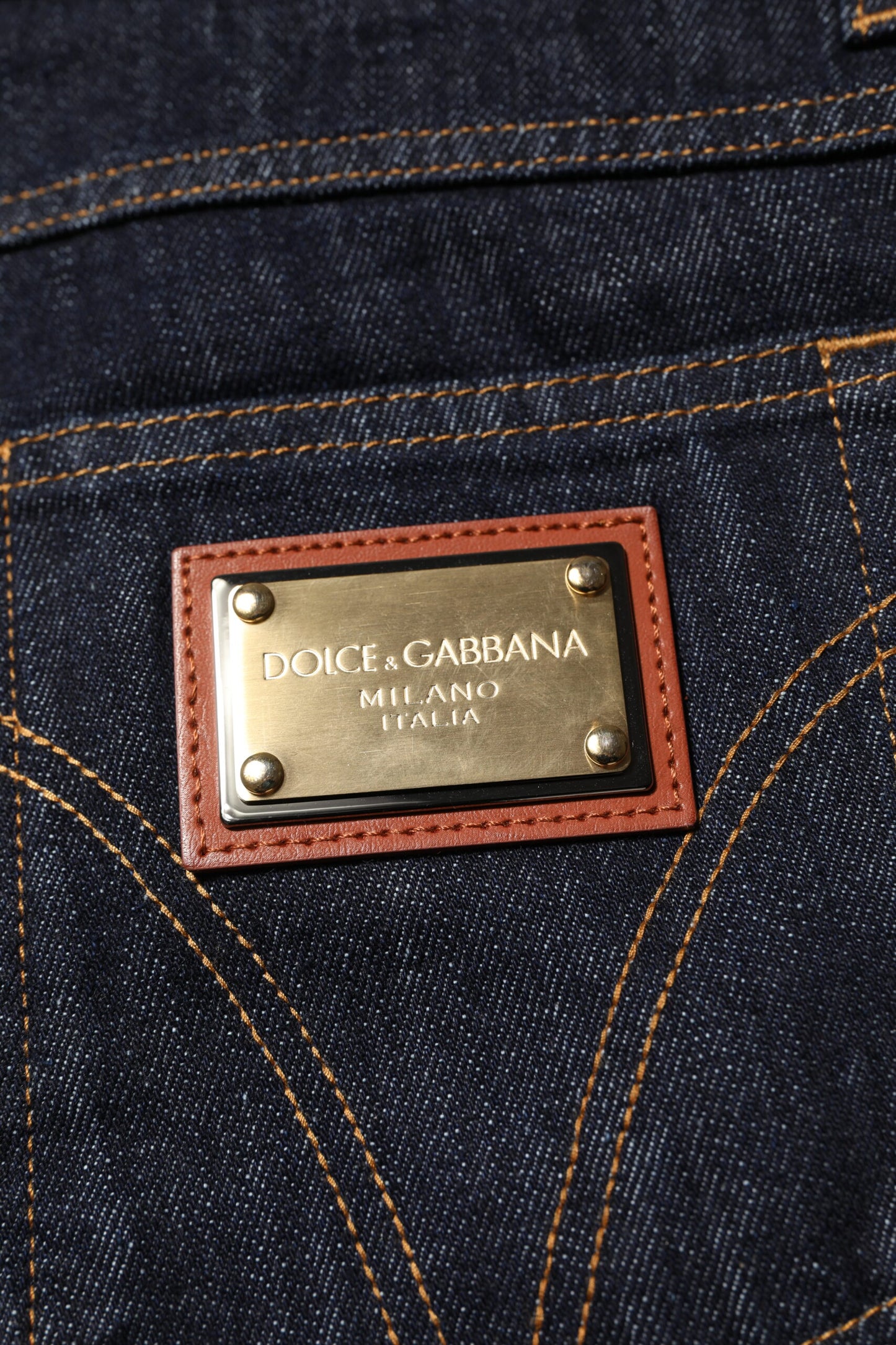 Jean en denim bleu foncé avec plaque logo Dolce & Gabbana pour homme