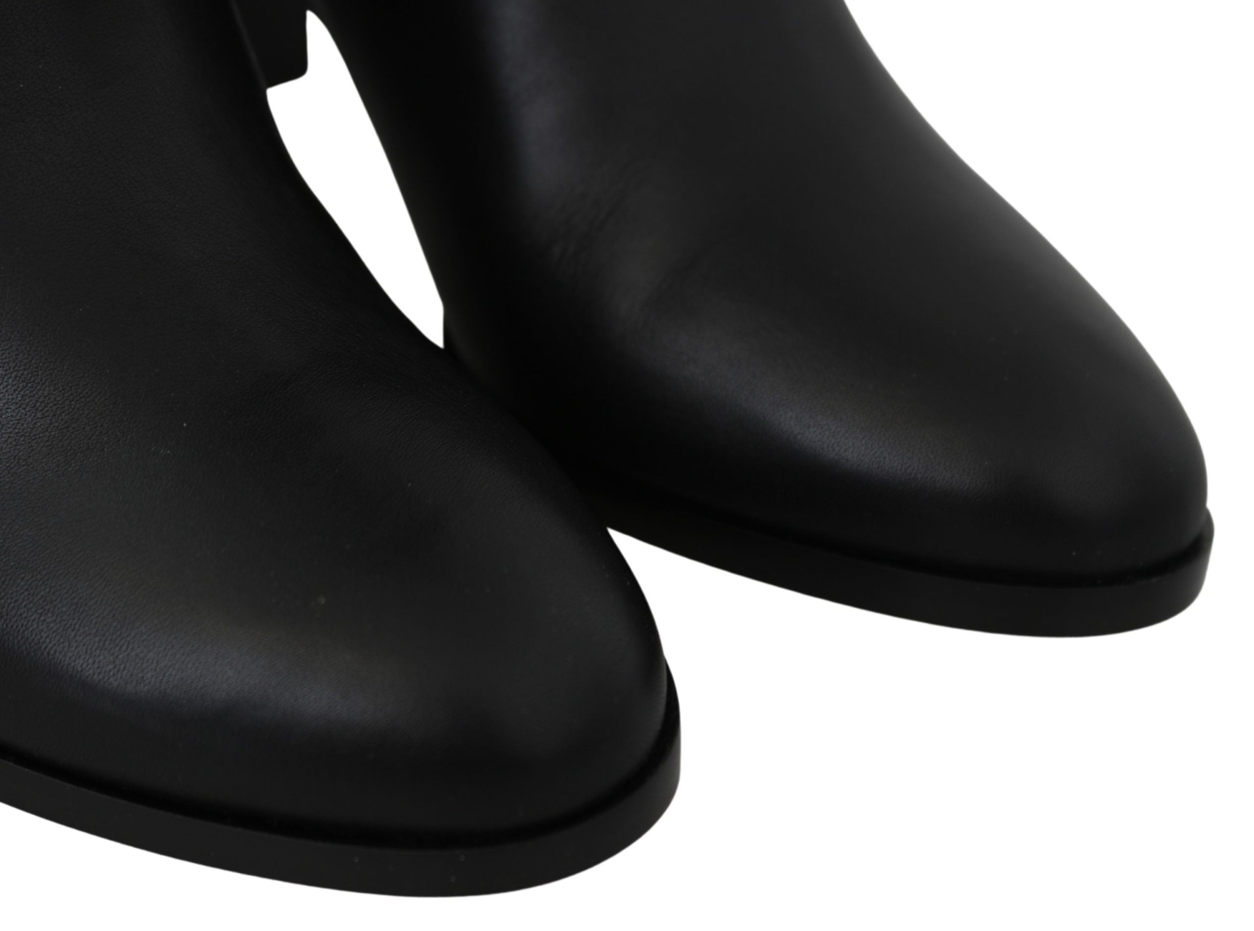 Bottes à talons élégantes en cuir de veau noir.