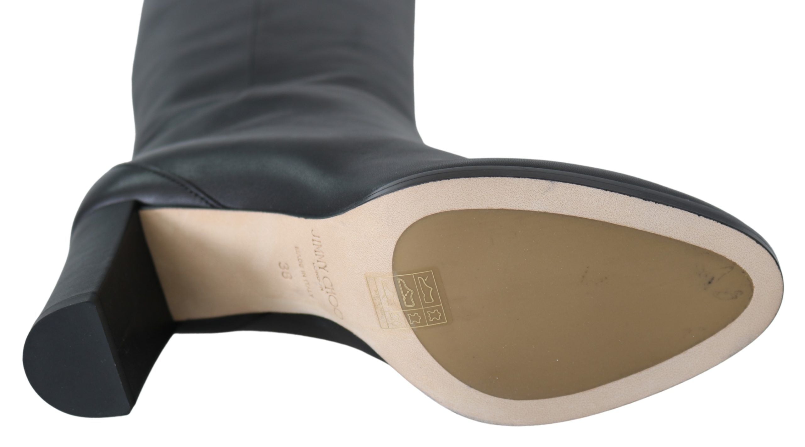 Bottes à talons élégantes en cuir de veau noir.