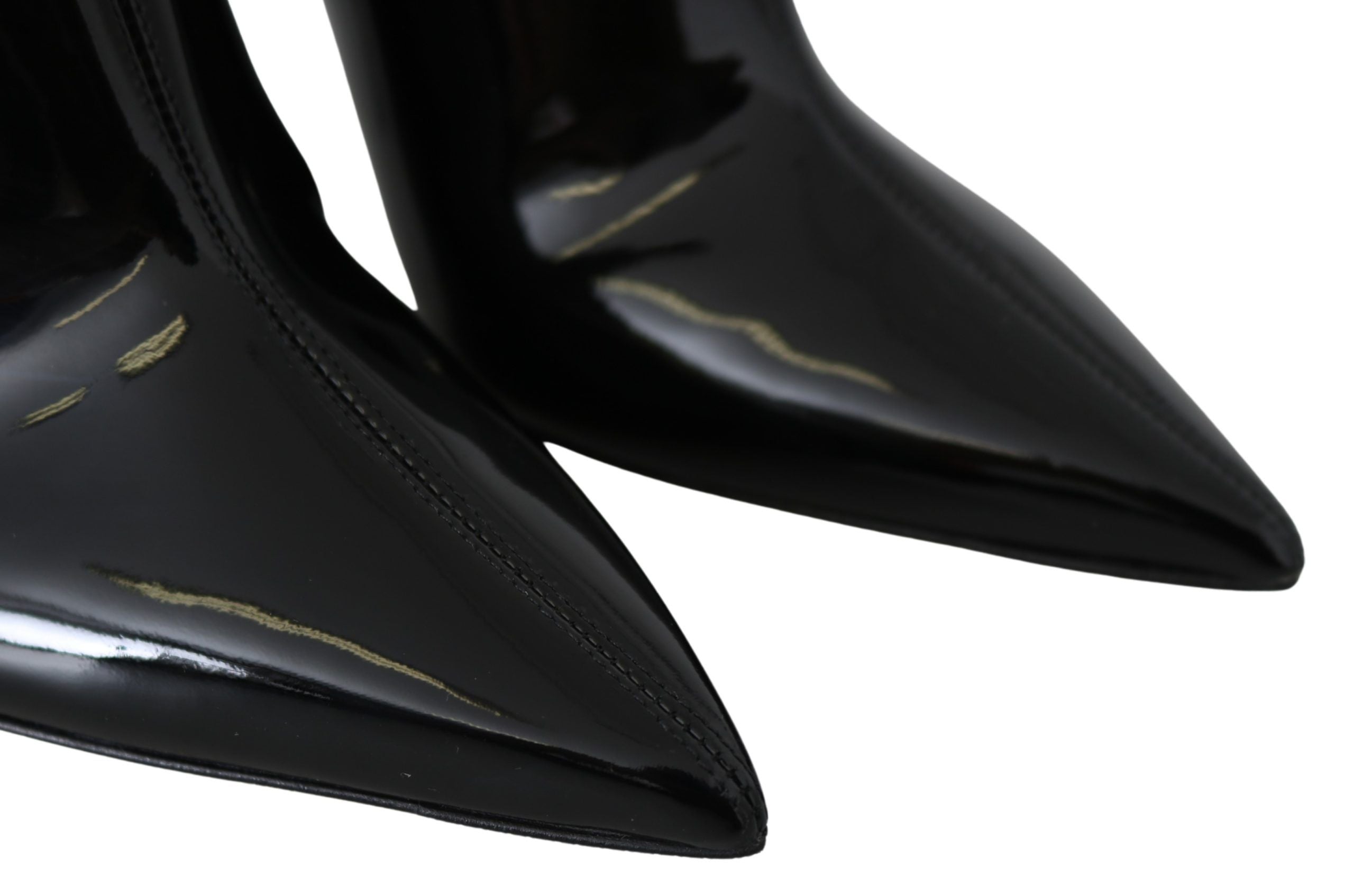 Bottes élégantes en cuir verni noir avec talons