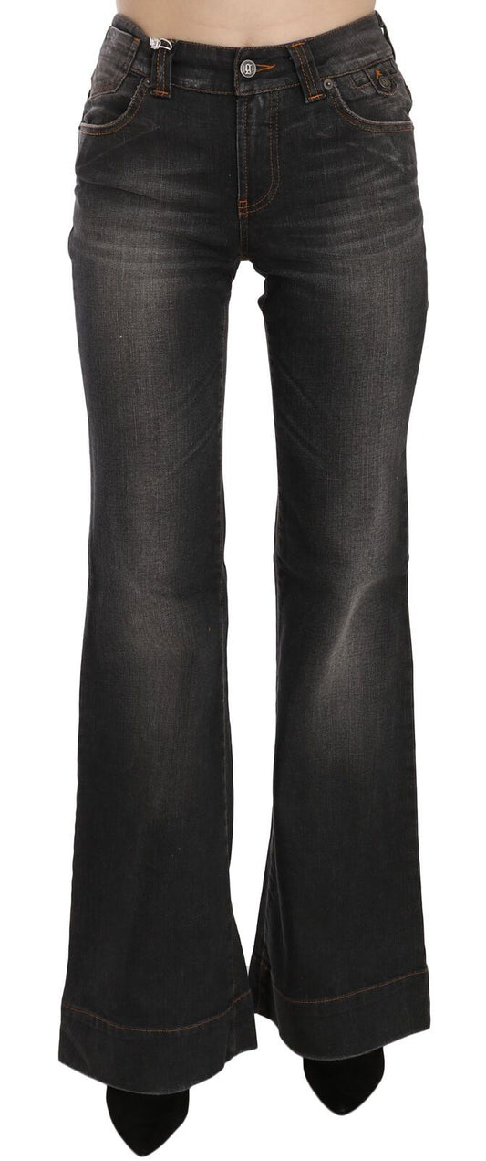 Jeans délavés noirs taille mi-hauteur, coupe évasée, style décontracté.