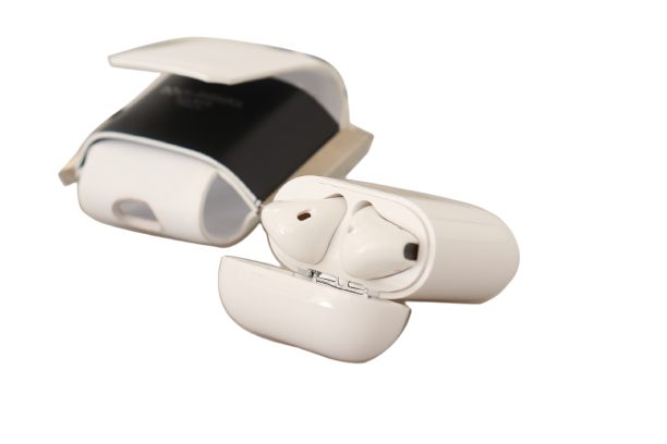 Étui pour Airpods Dolce &amp; Gabbana avec bracelet en cuir blanc et noir et logo en métal argenté
