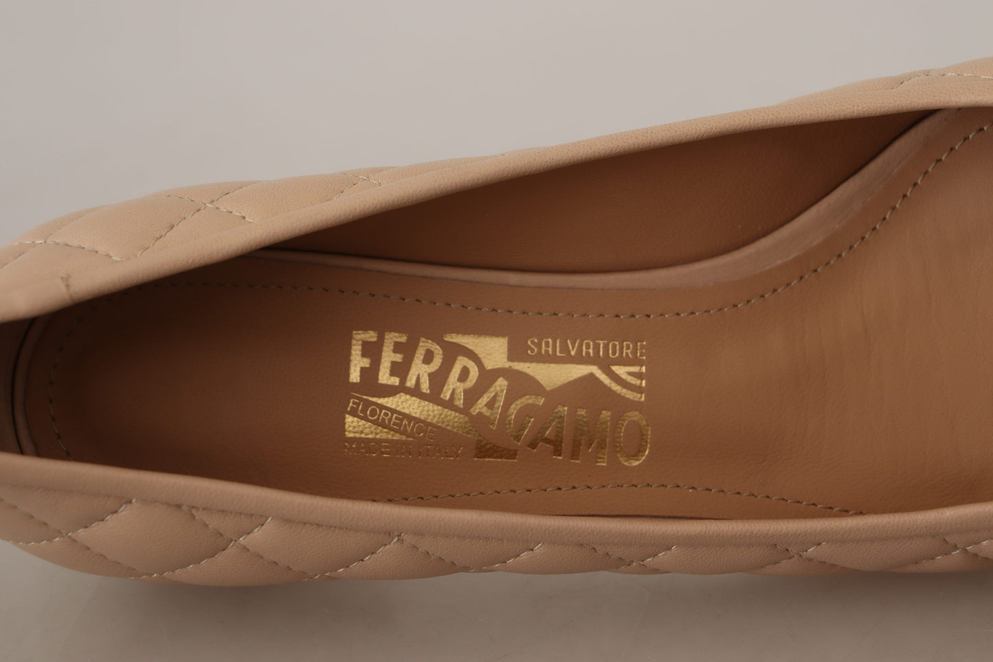 Escarpins élégants en cuir matelassé Salvatore Ferragamo beige et noir