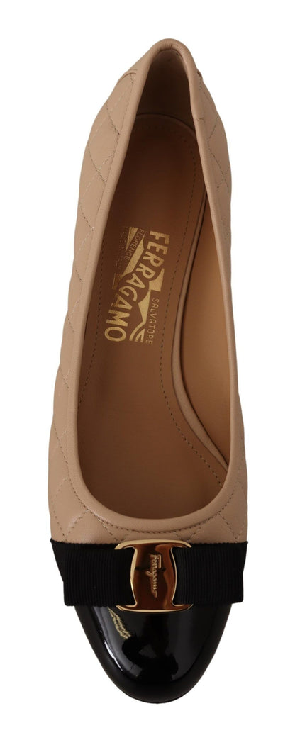 Escarpins élégants en cuir matelassé Salvatore Ferragamo beige et noir