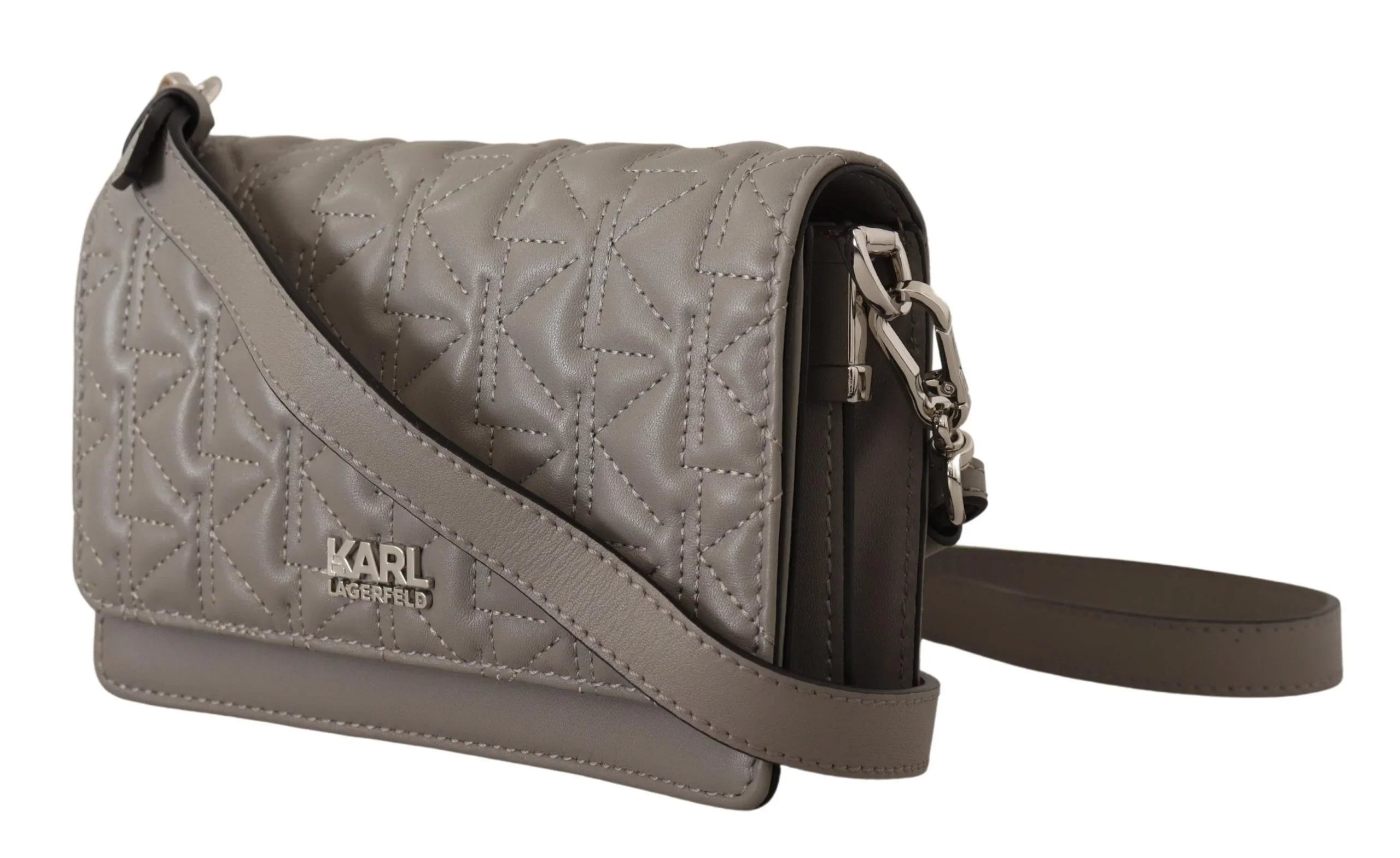 Sac bandoulière élégant en cuir gris.