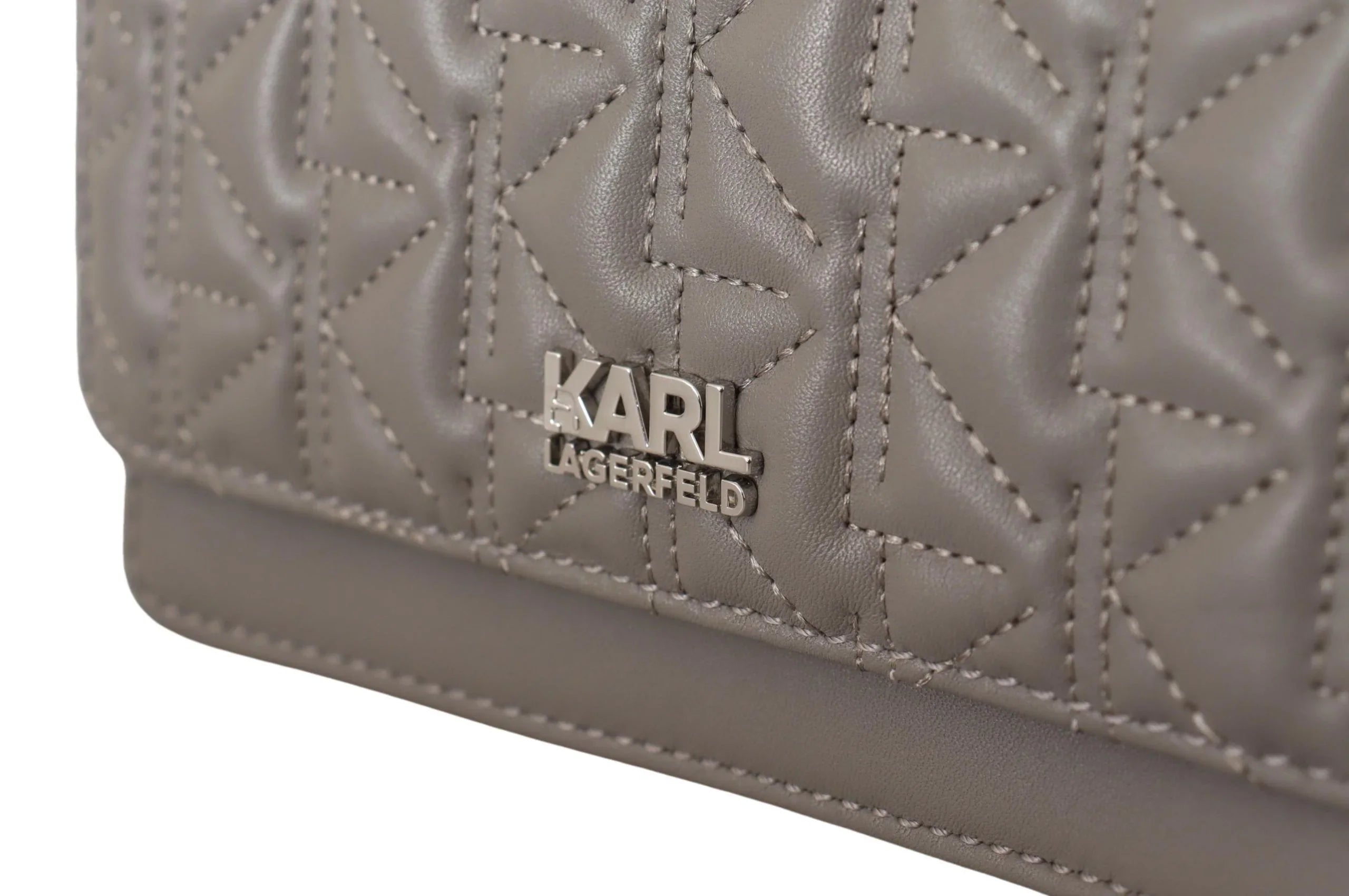 Sac bandoulière élégant en cuir gris.