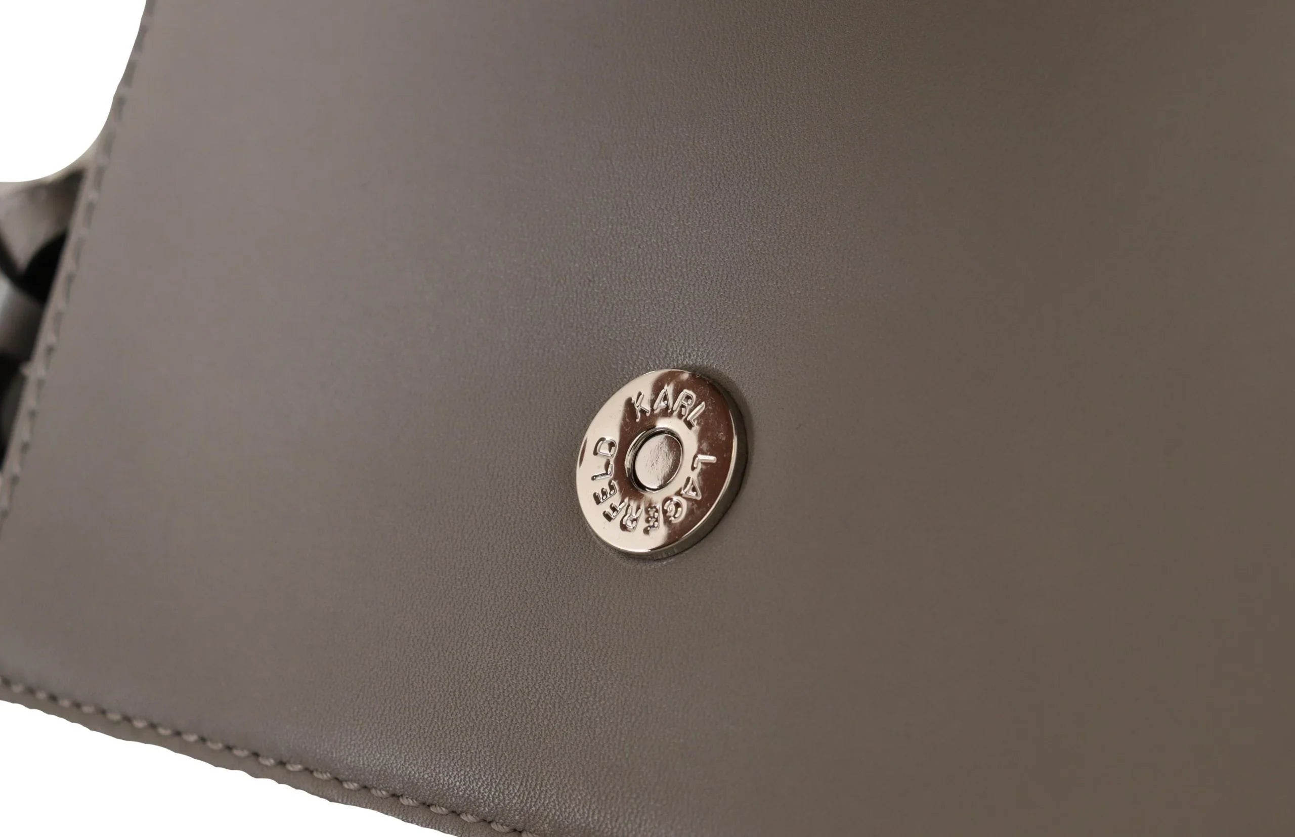 Sac bandoulière élégant en cuir gris.