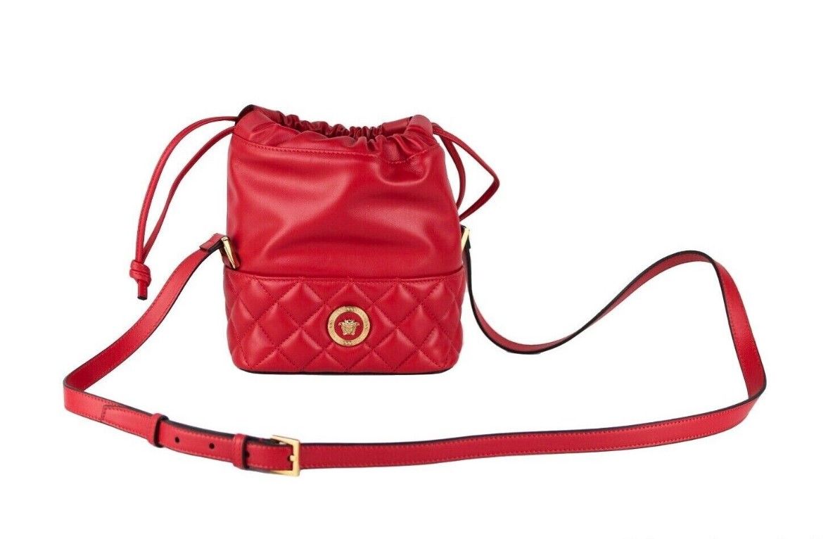 Versace – Rote gesteppte Leder-Umhängetasche mit Kordelzug