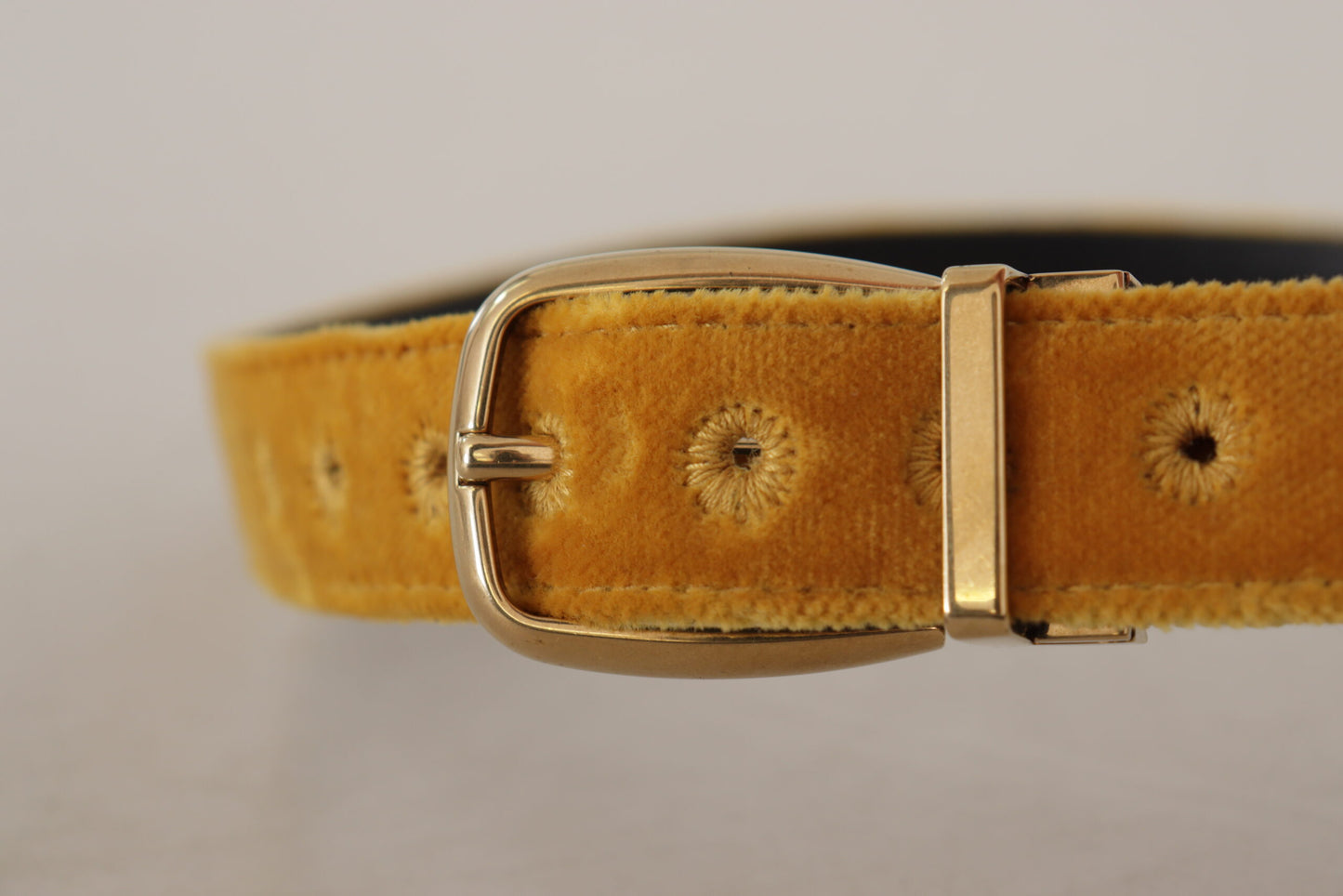 Ceinture Dolce &amp; Gabbana en velours moutarde avec boucle en métal gravée du logo doré