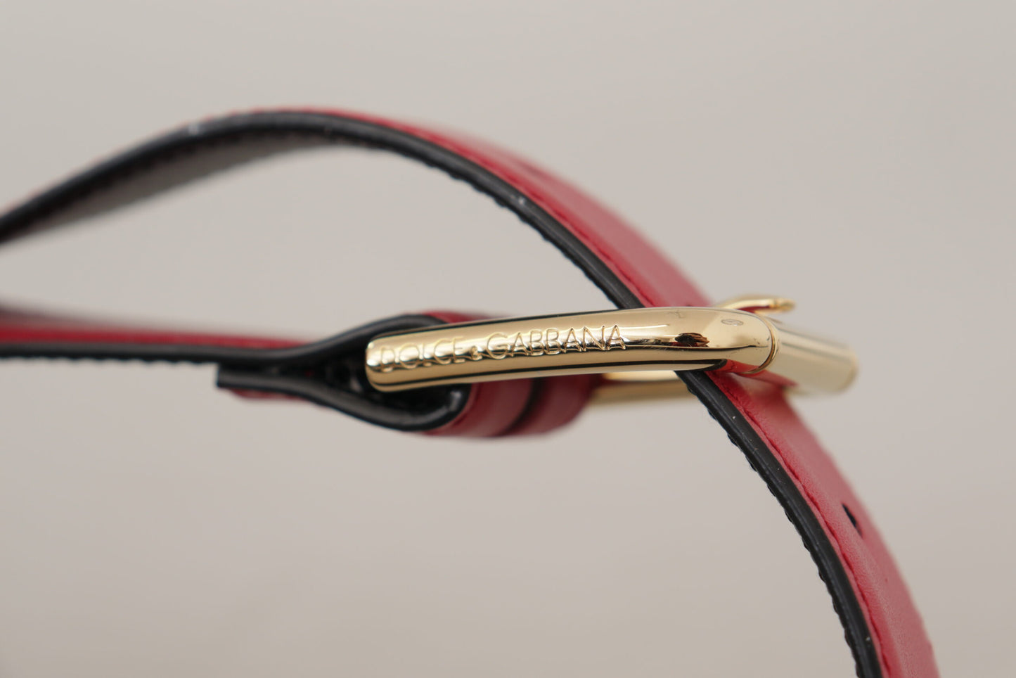 Ceinture Dolce &amp; Gabbana en cuir de veau rouge avec boucle en métal doré et logo