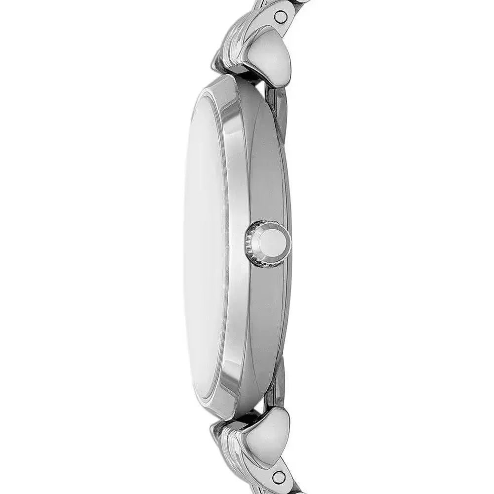 Montre élégante pour femme, couleur argent.