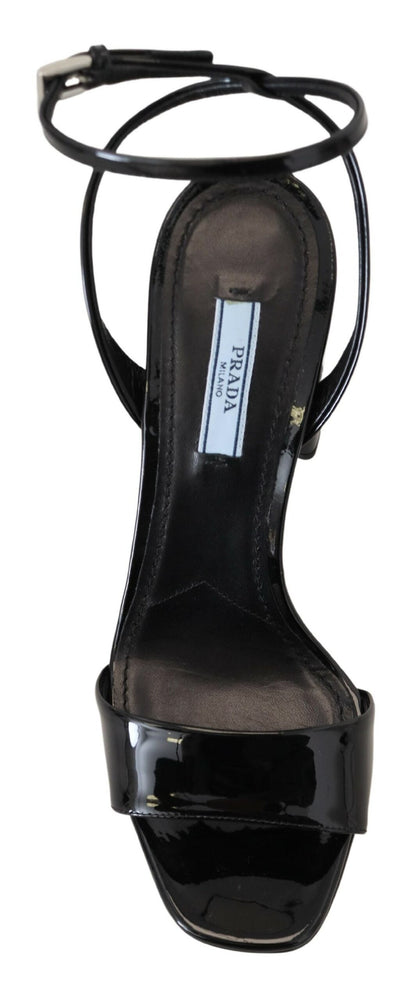 Prada Schwarze Lacksandalen mit Knöchelriemen und Absatz aus Leder