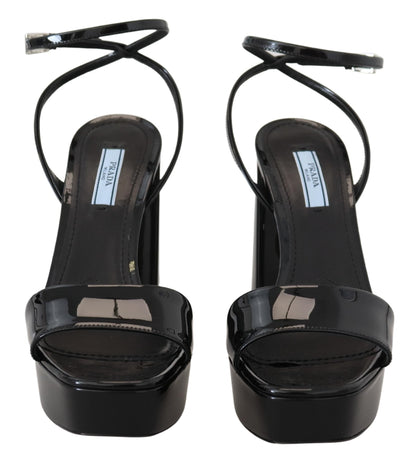 Prada Schwarze Lacksandalen mit Knöchelriemen und Absatz aus Leder