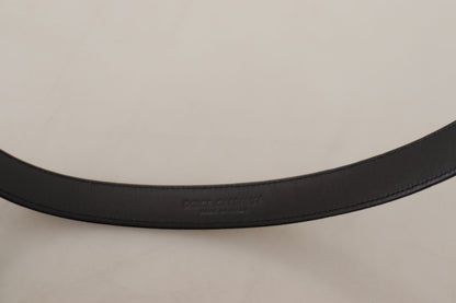 Ceinture en cuir de veau noir avec boucle en métal argenté et logo de la marque Dolce &amp; Gabbana.
